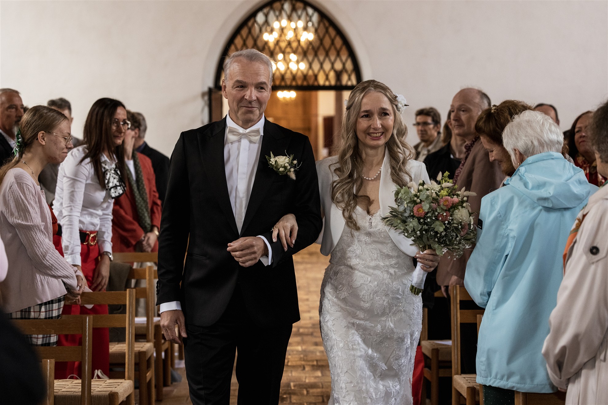 Einzug des Paares in die Predigerkirche - Hochzeitsfotograf Basel Schweiz