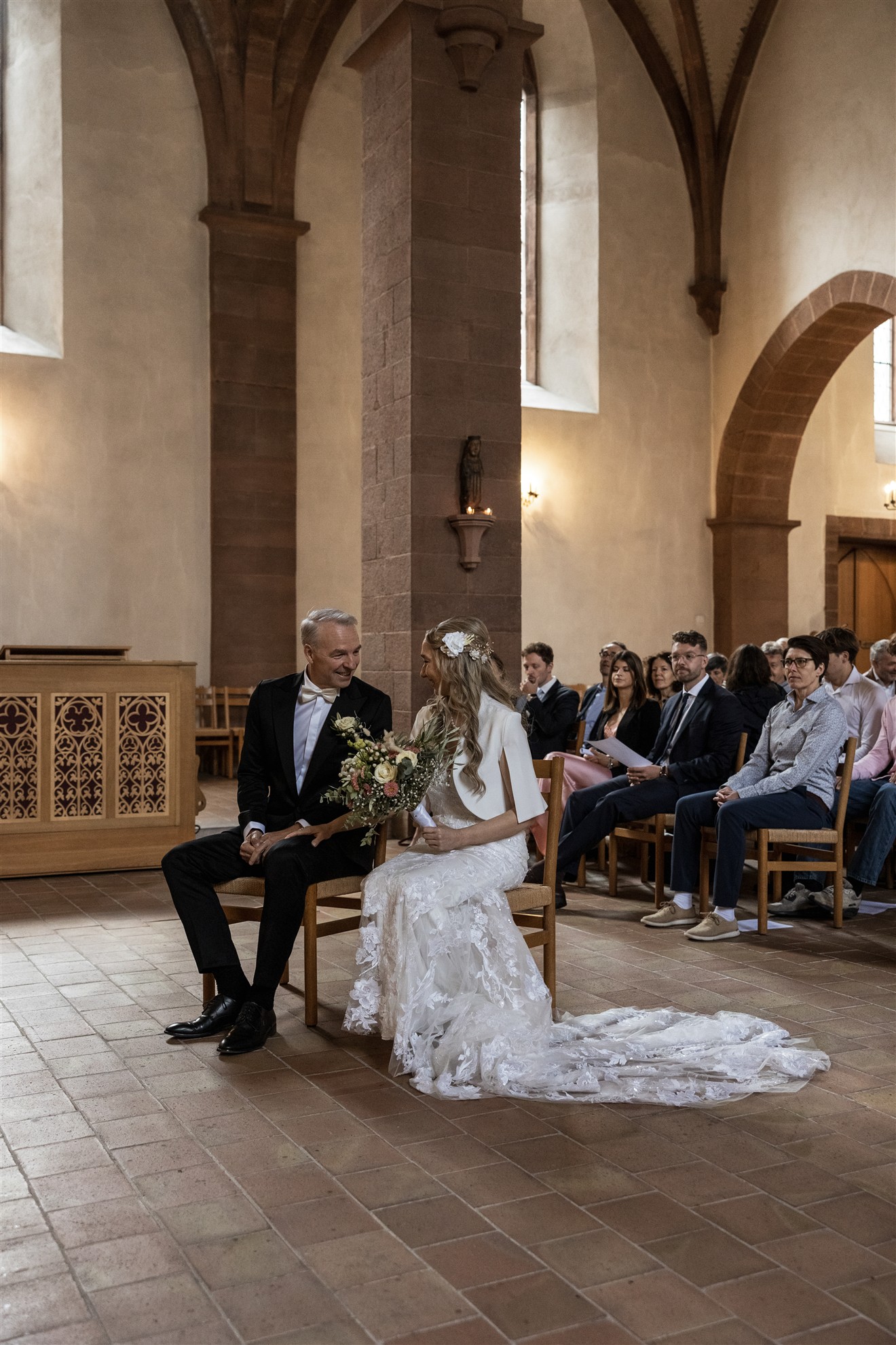 Das Paar während der Trauung in die Predigerkirche - Hochzeitsfotograf Basel Schweiz