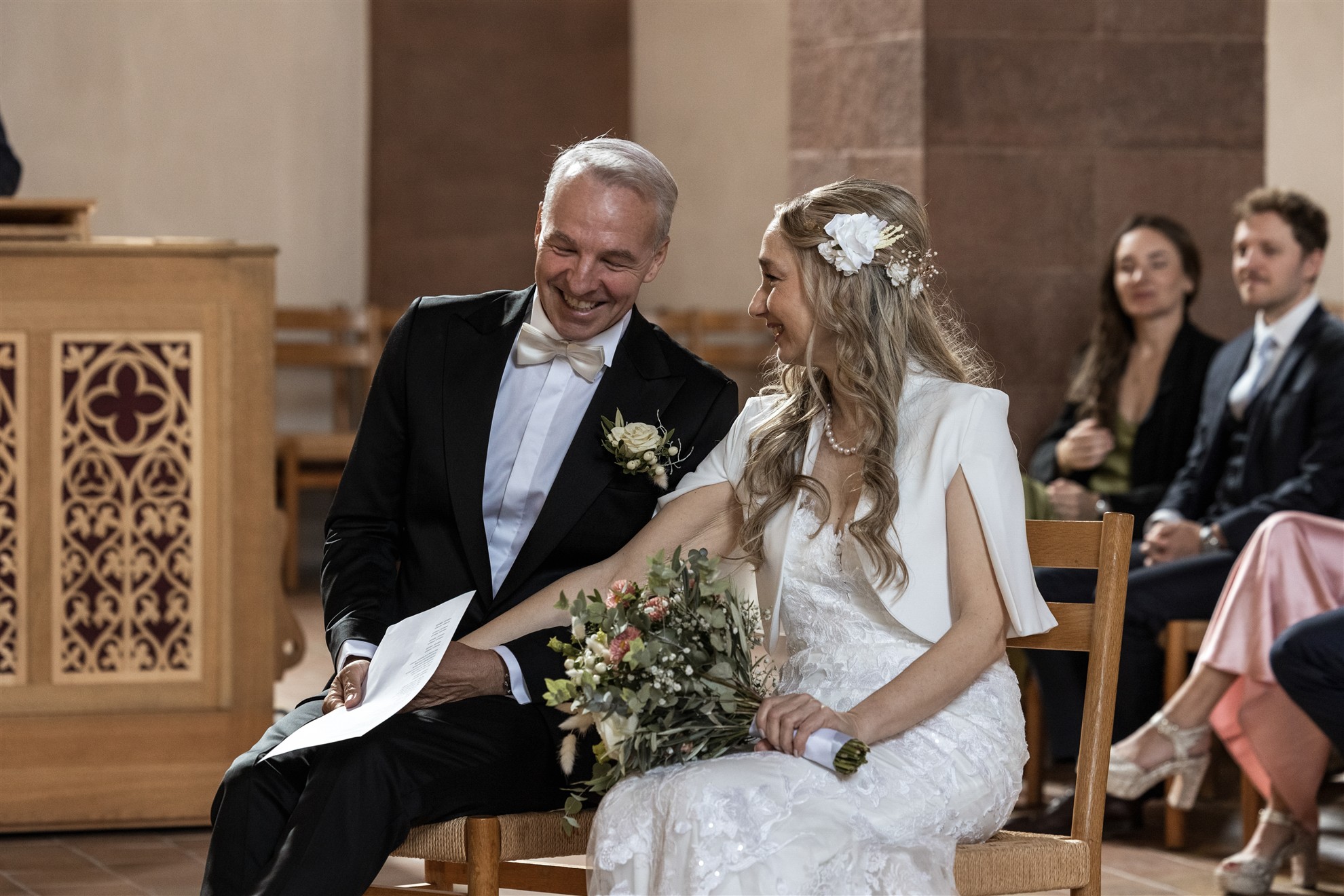 Das Paar freut sich während der Trauung in die Predigerkirche - Hochzeitsfotograf Basel Schweiz