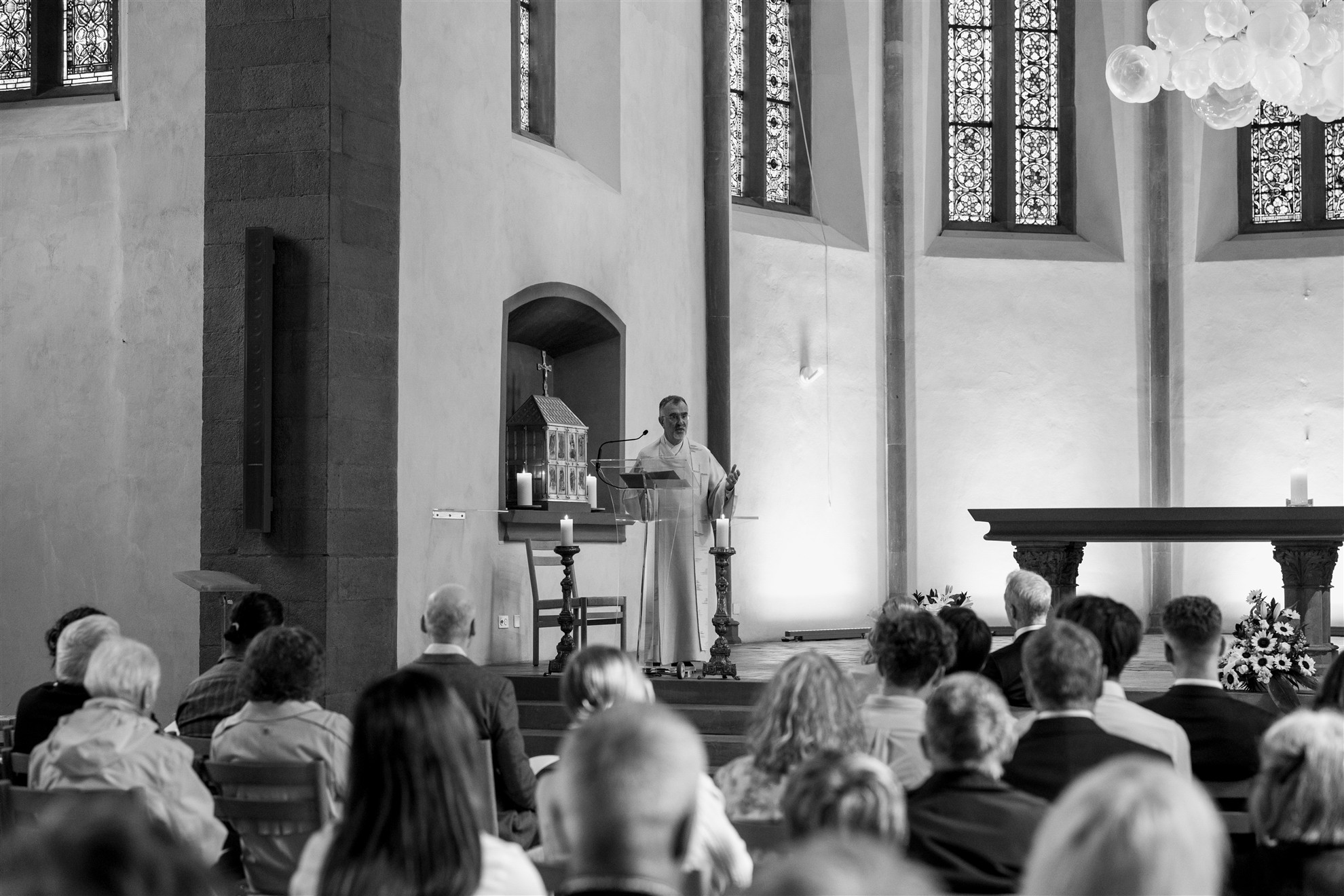 Der Pfarrer während der Trauung in die Predigerkirche - Hochzeitsfotograf Basel Schweiz