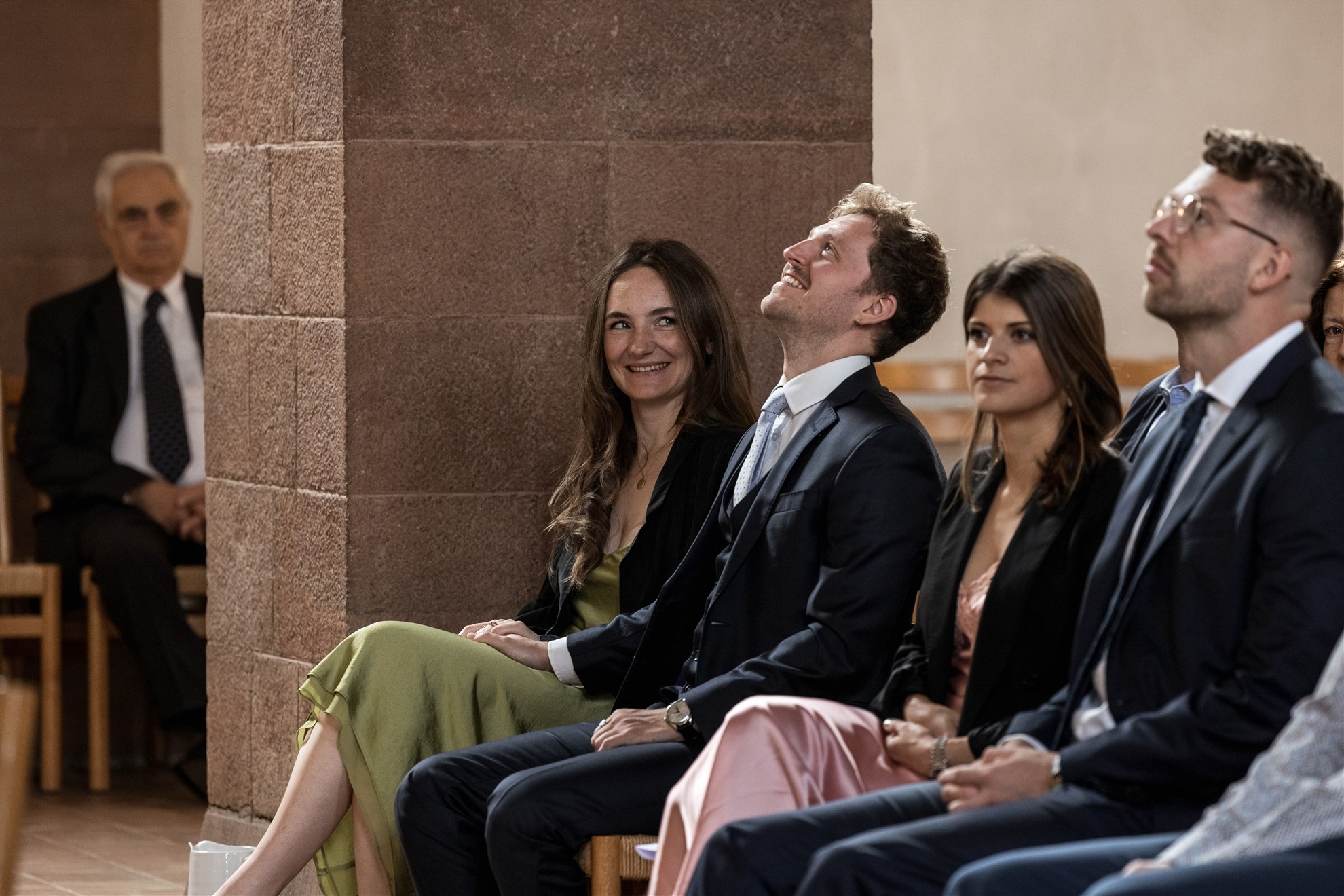 Die Gäste freuen sich während der Trauung in die Predigerkirche - Hochzeitsfotograf Basel Schweiz