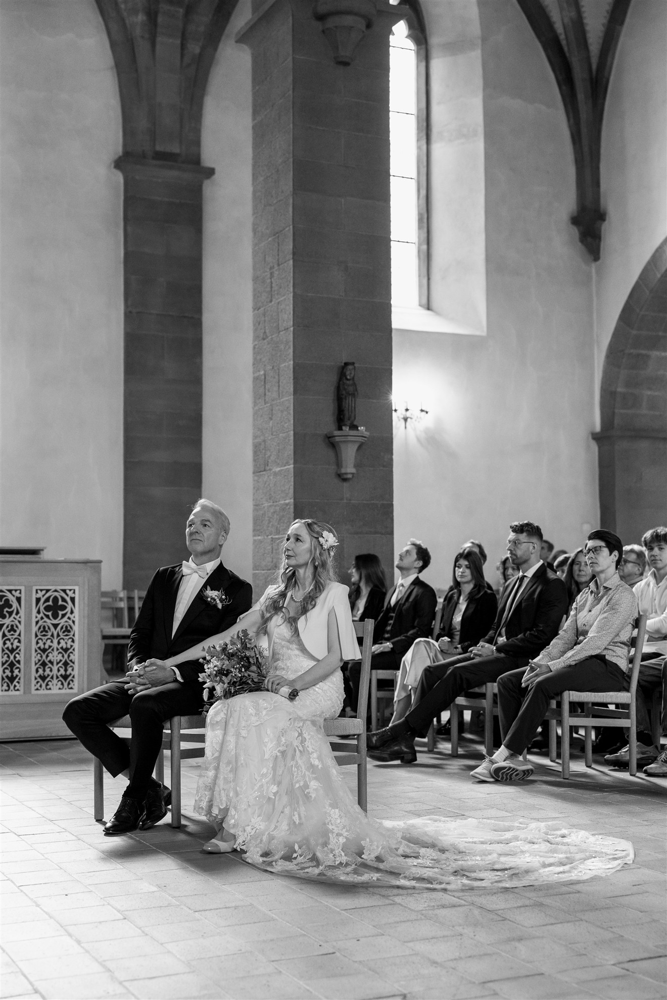 Während der emotionalen Trauung in die Predigerkirche - Hochzeitsfotograf Basel Schweiz
