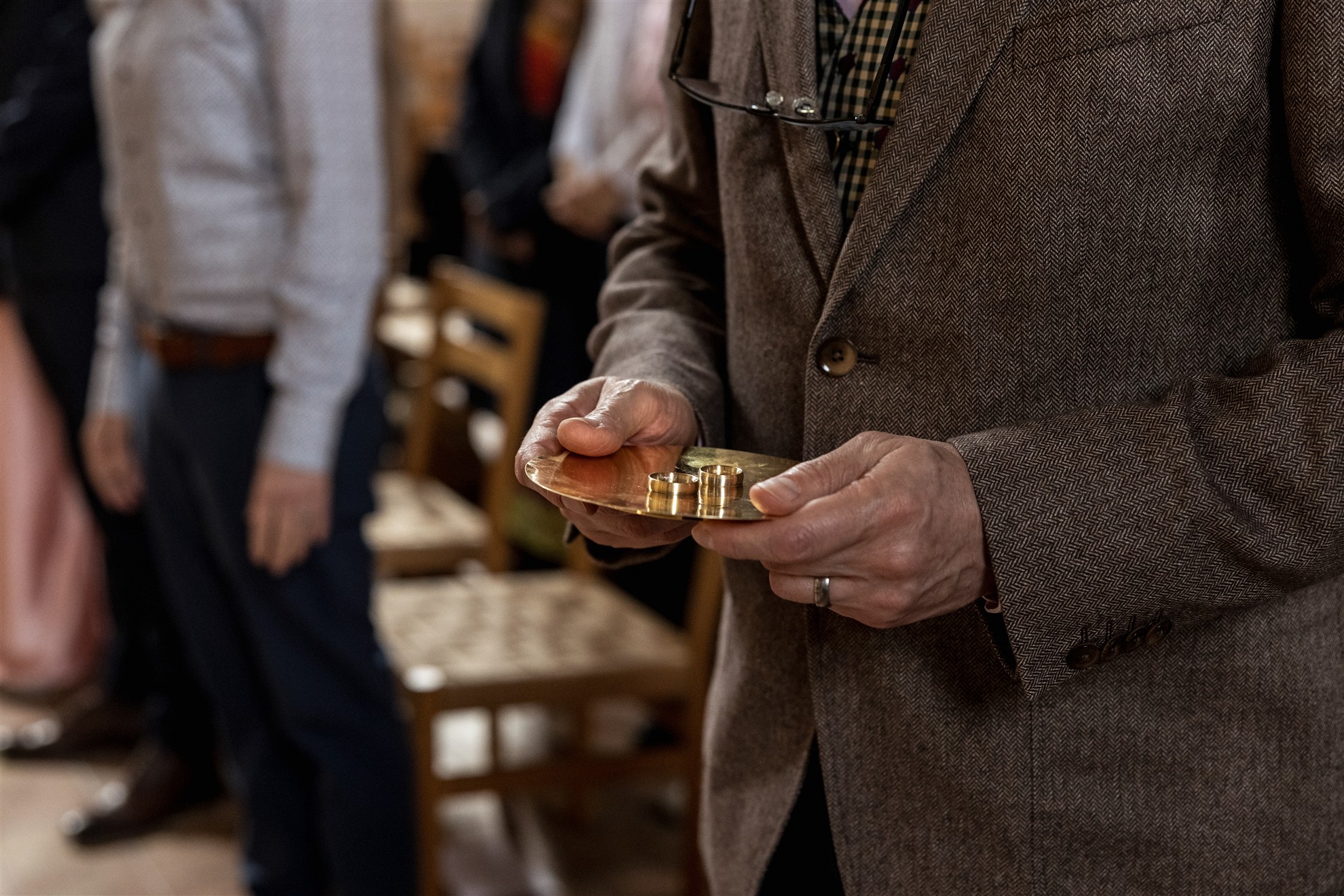 Die Hochzeitsringe in den Händen des Bruders der Braut - Hochzeitsfotograf Basel Schweiz
