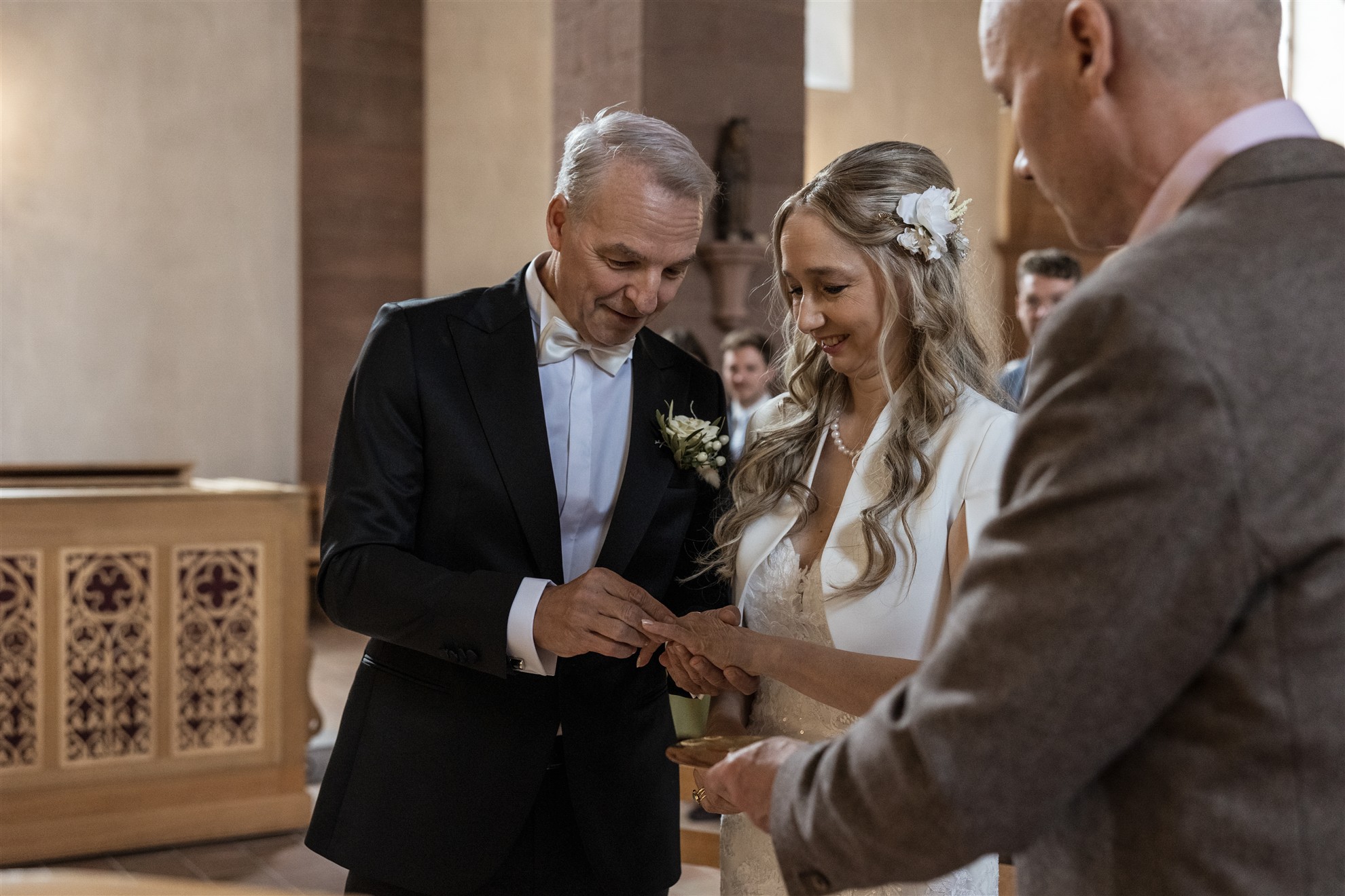 Der Ringtausch während der Hochzeit in der Predigerkirche - Hochzeitsfotograf Basel Schweiz