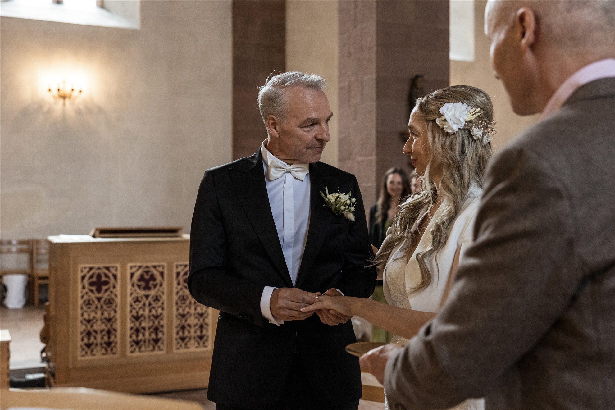 Der Ringtausch während der Hochzeit in der Predigerkirche - Hochzeitsfotograf Basel Schweiz