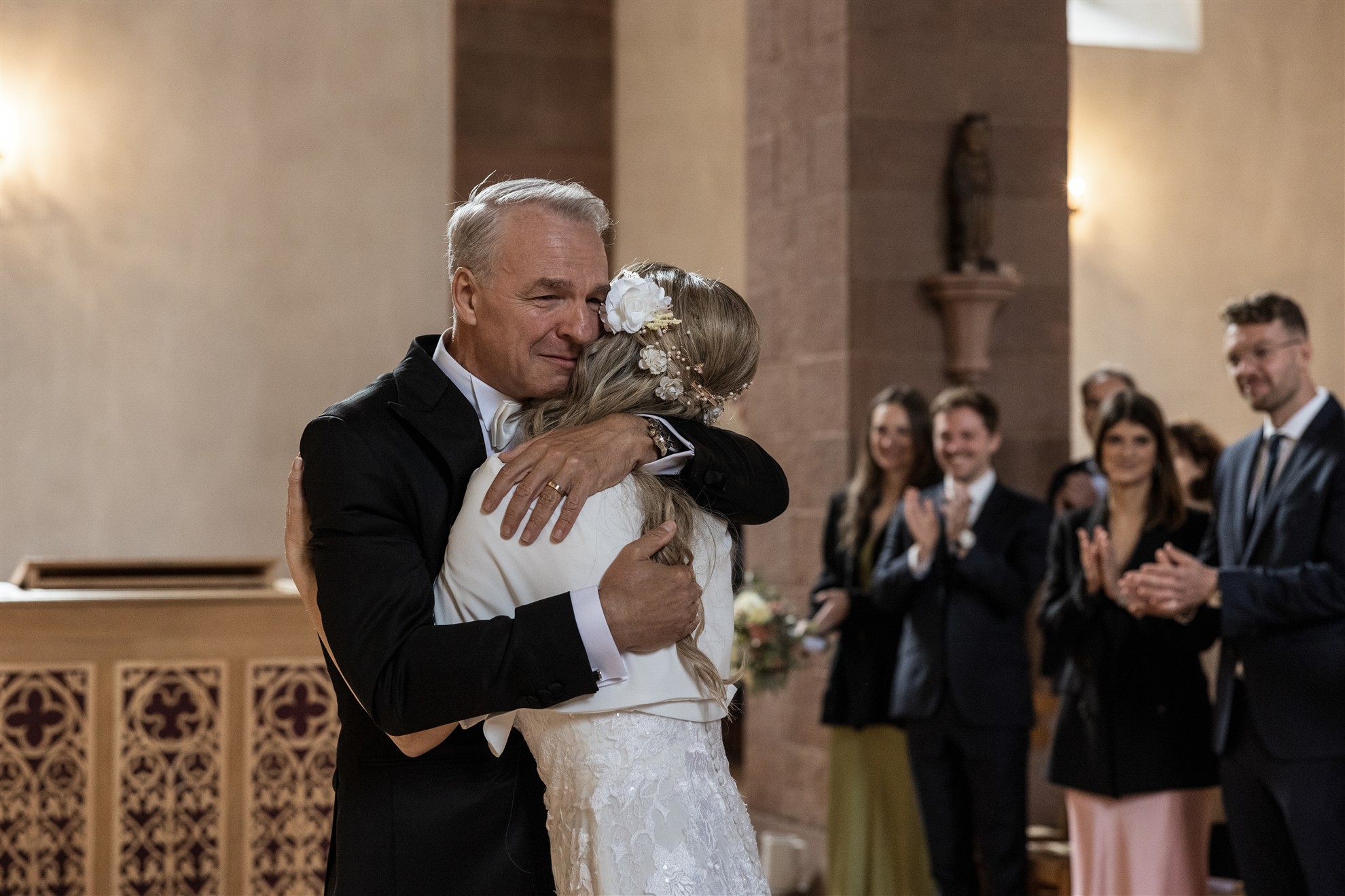 Das Paar umarmt sich nach dem Ja-Wort - Hochzeitsfotograf Basel Schweiz