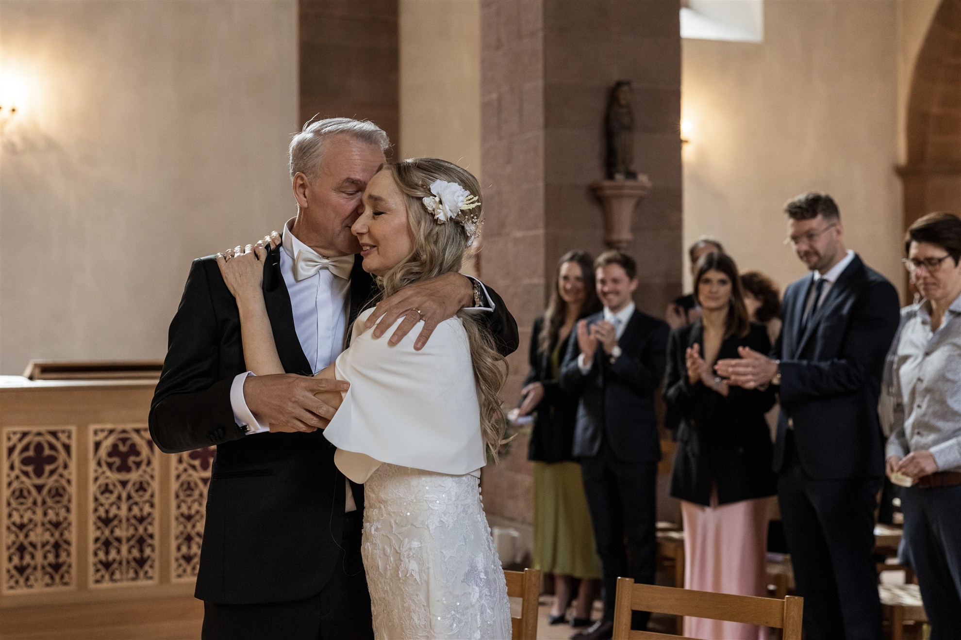 Das Paar umarmt sich nach dem Ja-Wort - Hochzeitsfotograf Basel Schweiz
