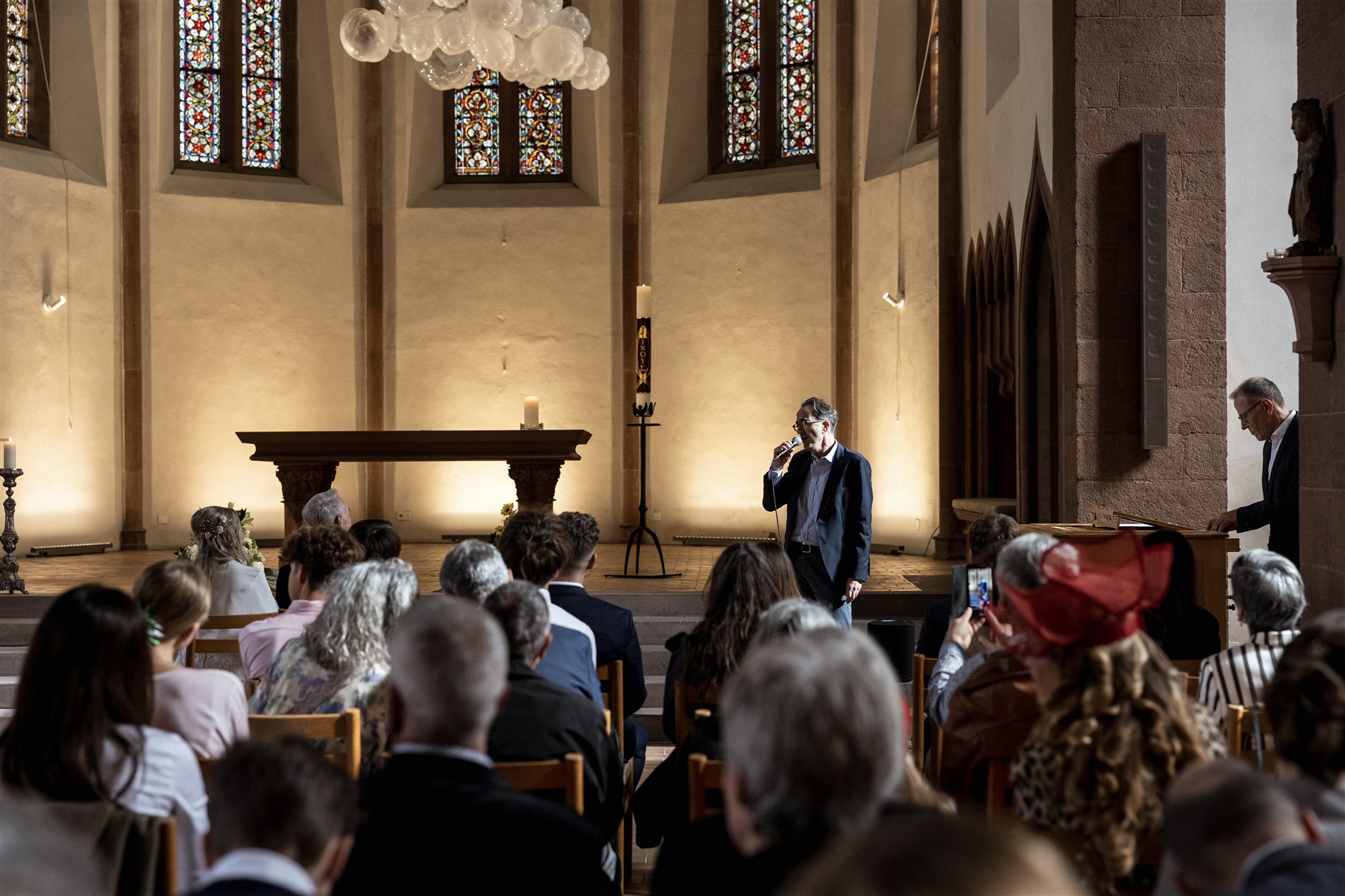Ein Freund des Paares singt ein Lied in der Kirche - Hochzeitsfotograf Basel Schweiz