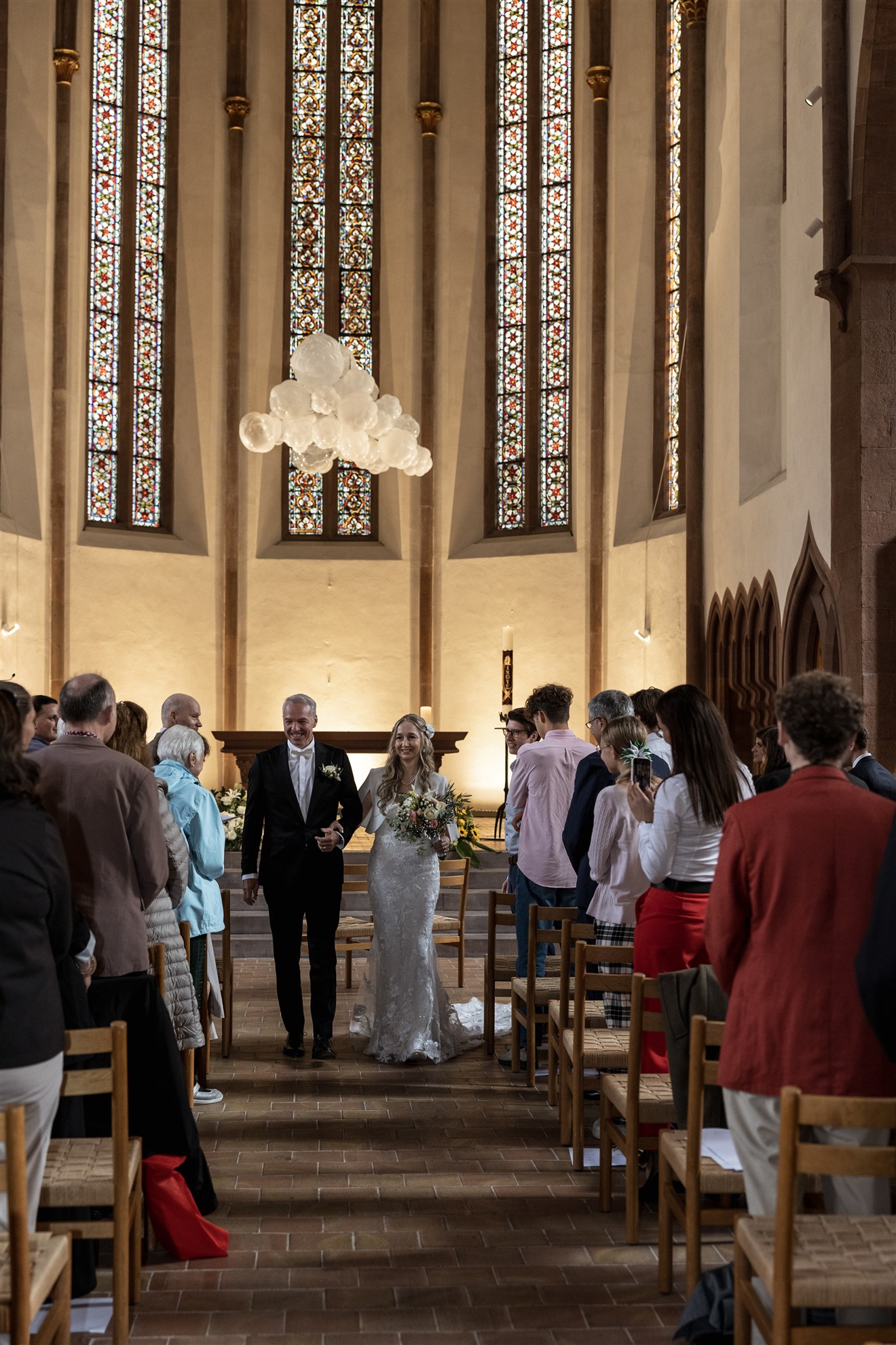 Der Auszug des Paares nach der kirchlichen Trauung in der Predigerkirche - Hochzeitsfotograf Basel Schweiz