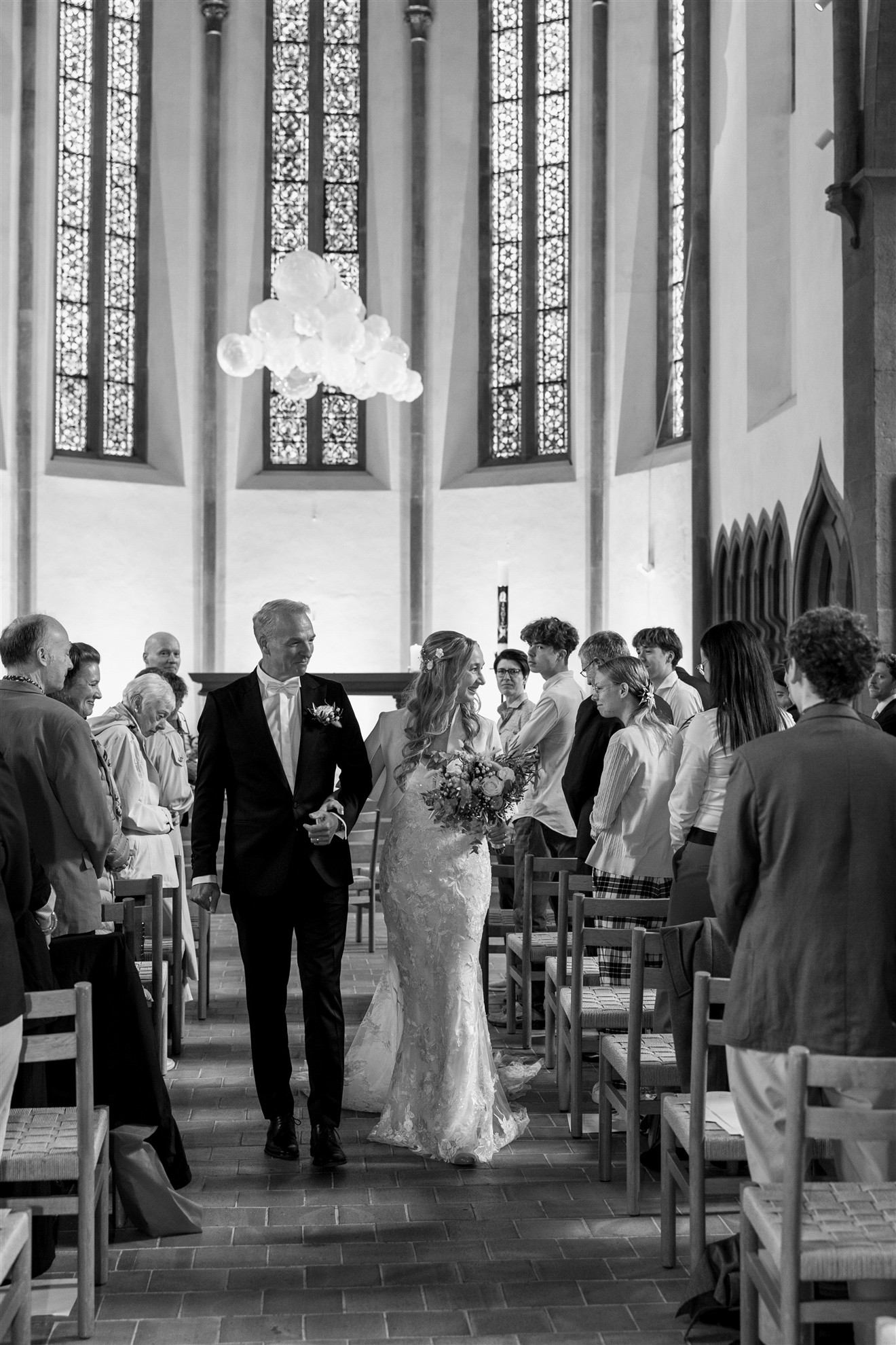 Der Auszug des Paares nach der kirchlichen Trauung in der Predigerkirche - Hochzeitsfotograf Basel Schweiz