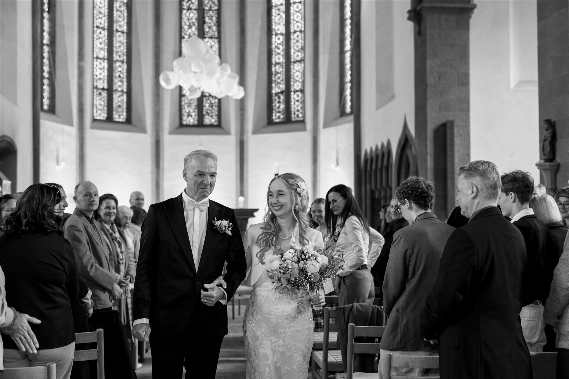 Der Auszug des Paares nach der kirchlichen Trauung in der Predigerkirche - Hochzeitsfotograf Basel Schweiz