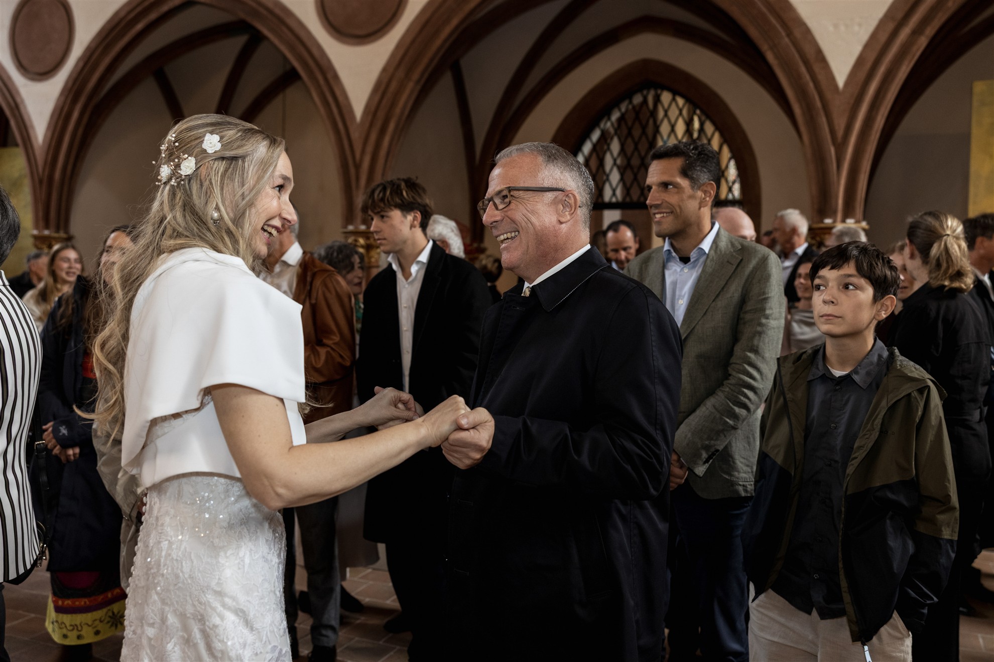 Gratulationen nach der kirchlichen Trauung in der Predigerkirche - Hochzeitsfotograf Basel Schweiz
