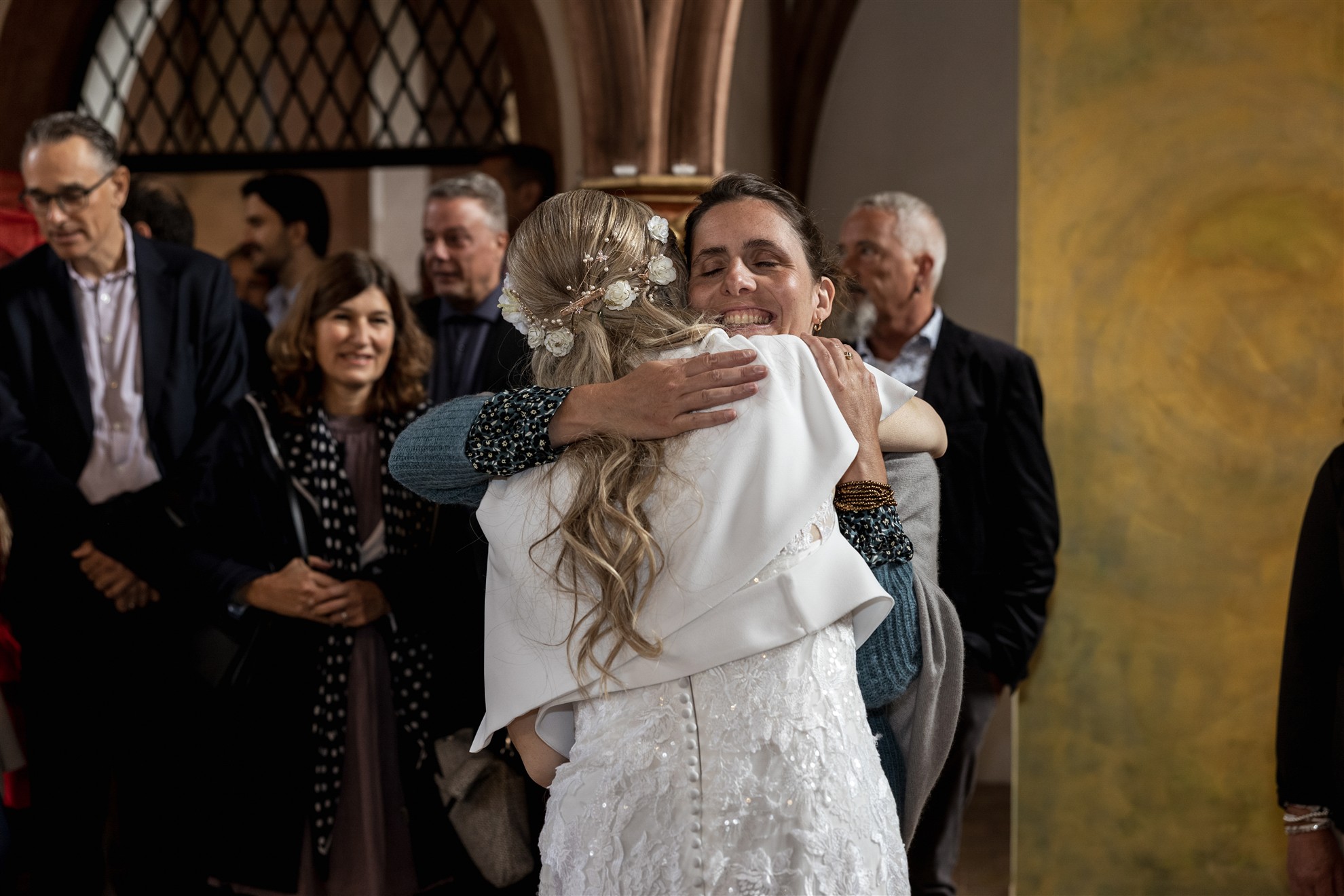 Gratulationen nach der kirchlichen Trauung in der Predigerkirche - Hochzeitsfotograf Basel Schweiz