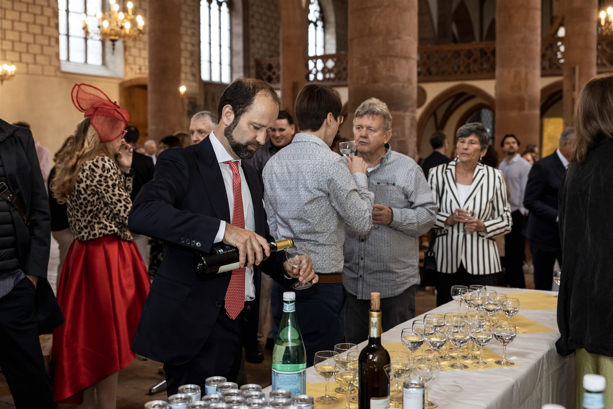 Die Gäste beim Hochzeitsapero in der Predigerkirche - Hochzeitsfotograf Basel Schweiz