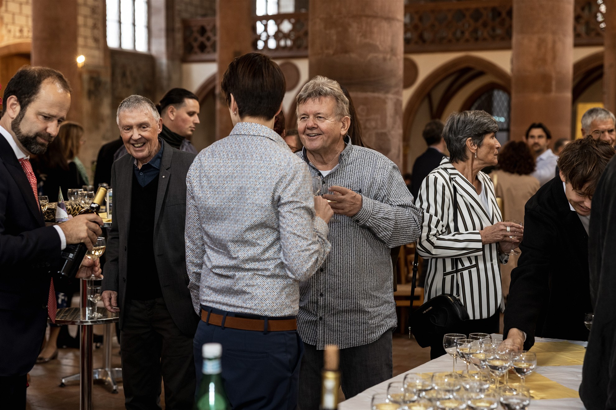 Die Gäste beim Hochzeitsapero in der Predigerkirche - Hochzeitsfotograf Basel Schweiz