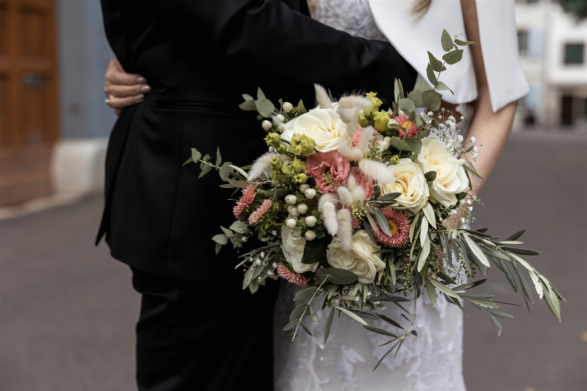 Brautpaar Fotoshooting neben der Kirche - Hochzeitsfotograf Basel Schweiz