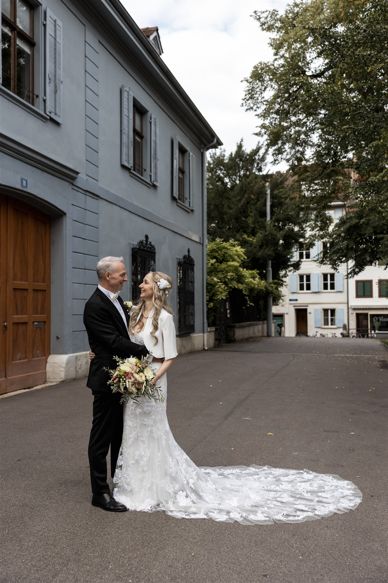 Brautpaar Fotoshooting neben der Kirche - Hochzeitsfotograf Basel Schweiz