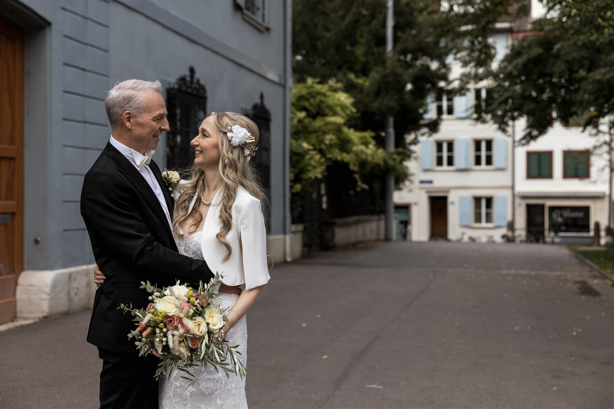 Brautpaar Fotoshooting neben der Kirche - Hochzeitsfotograf Basel Schweiz