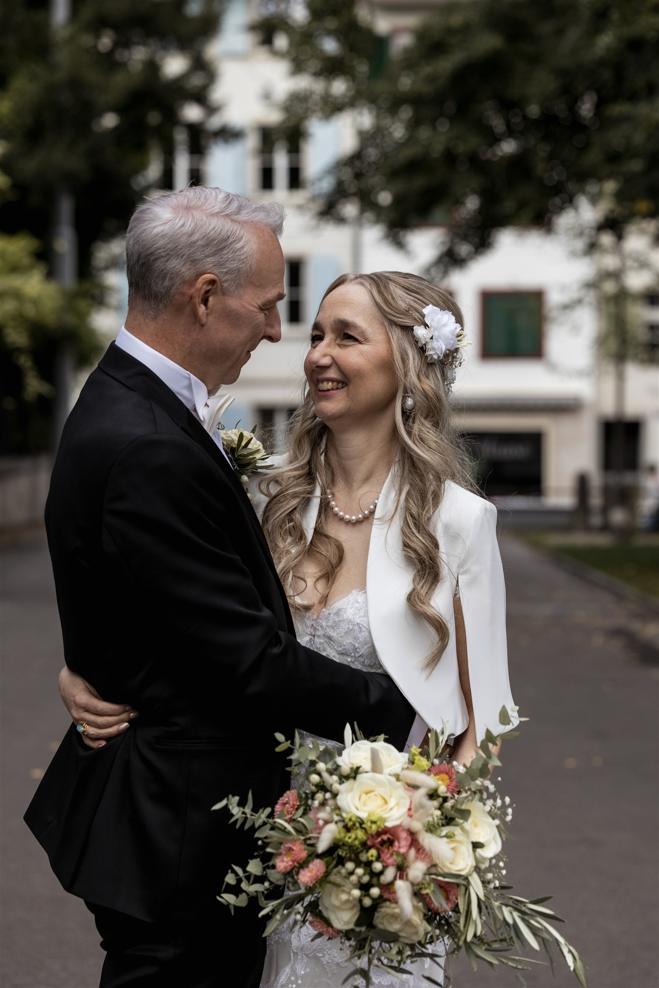 Brautpaar Fotoshooting neben der Kirche - Hochzeitsfotograf Basel Schweiz