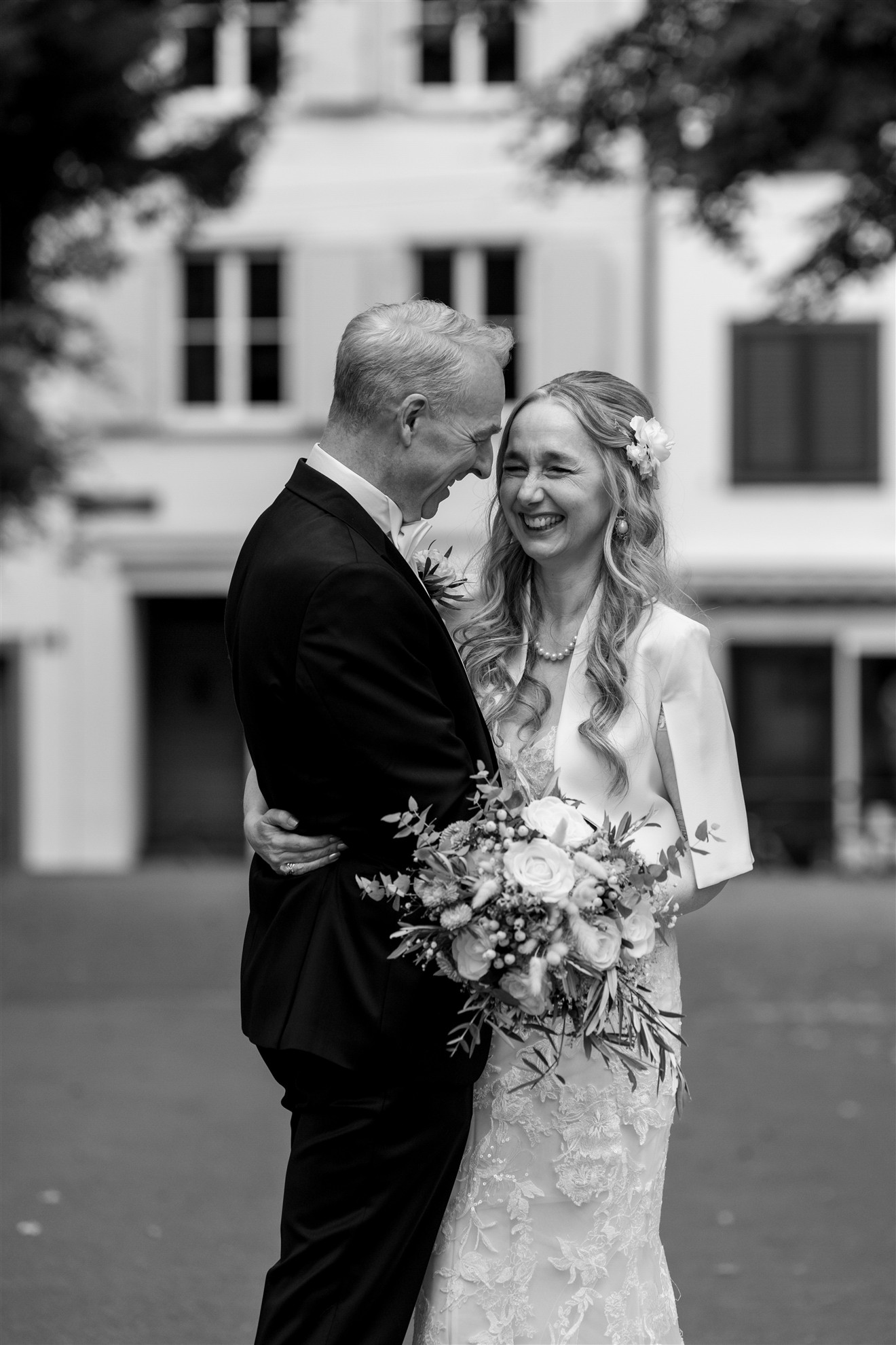Brautpaar Fotoshooting neben der Kirche - Hochzeitsfotograf Basel Schweiz