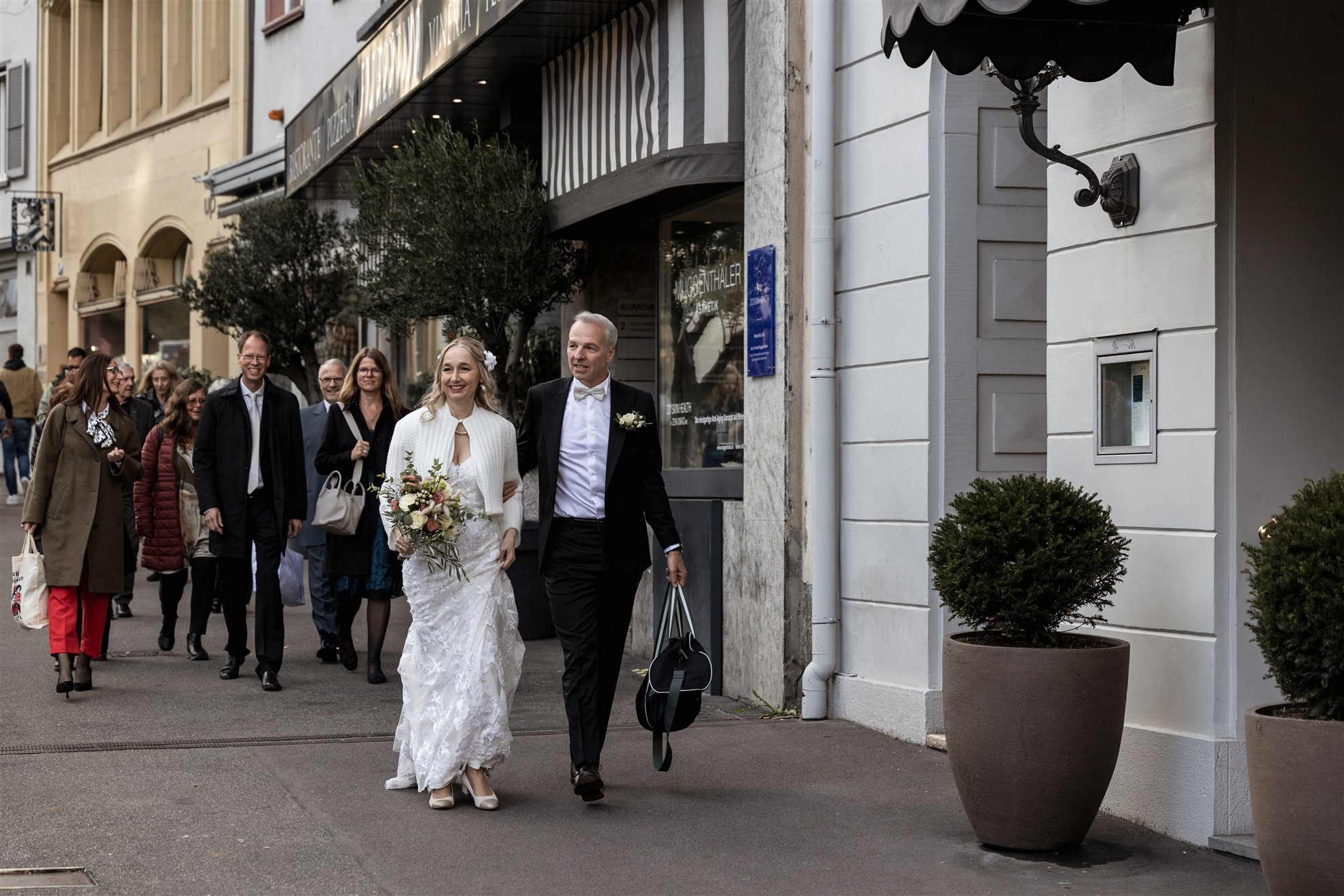 Das Paar mach einen Spaziergang zur Hochzeitslocation - Hochzeitsfotograf Basel Schweiz