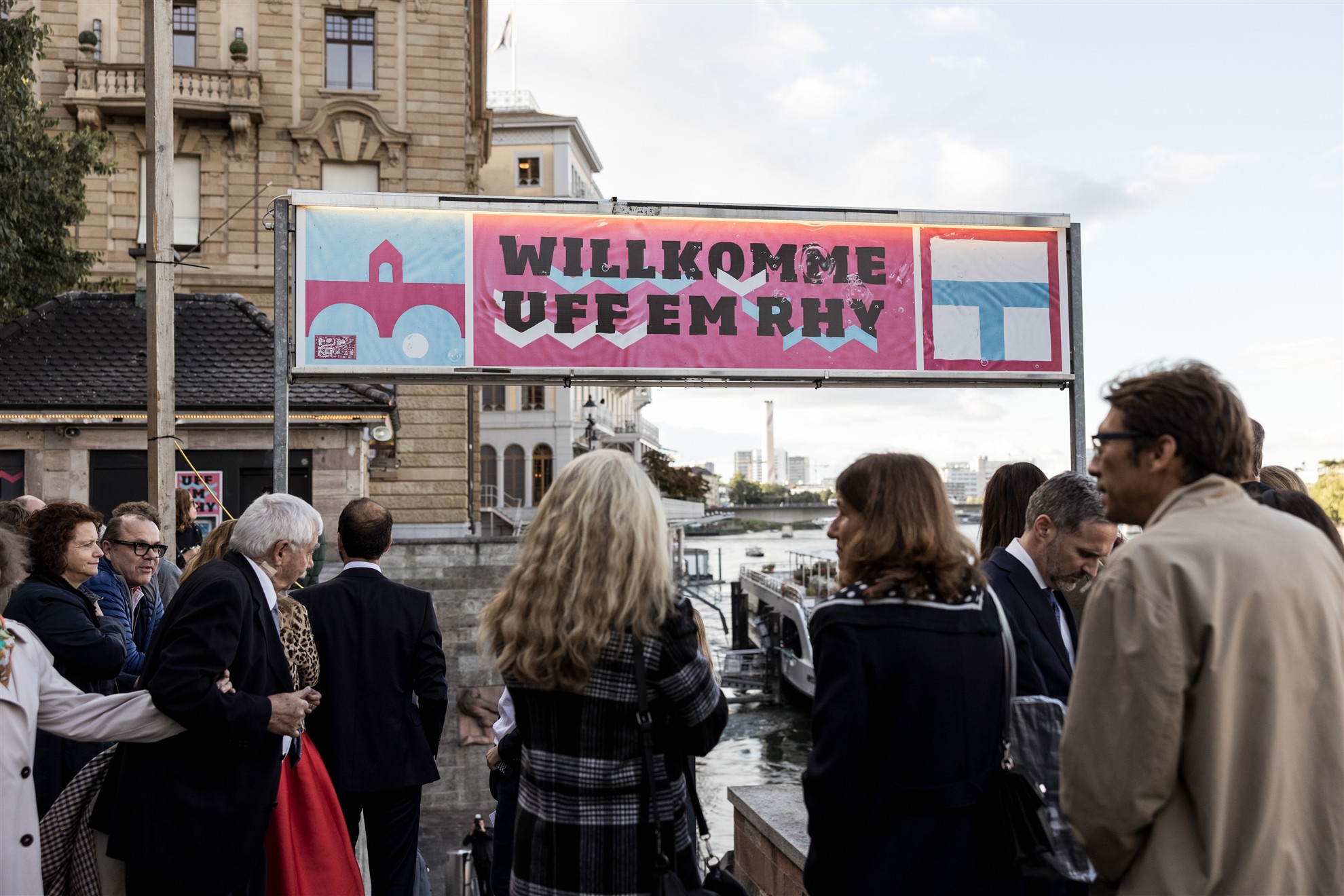 Die Hochzeitsgäste warten aufs Schiff an der Schifflände in Basel - Hochzeitsfotograf Basel Schweiz