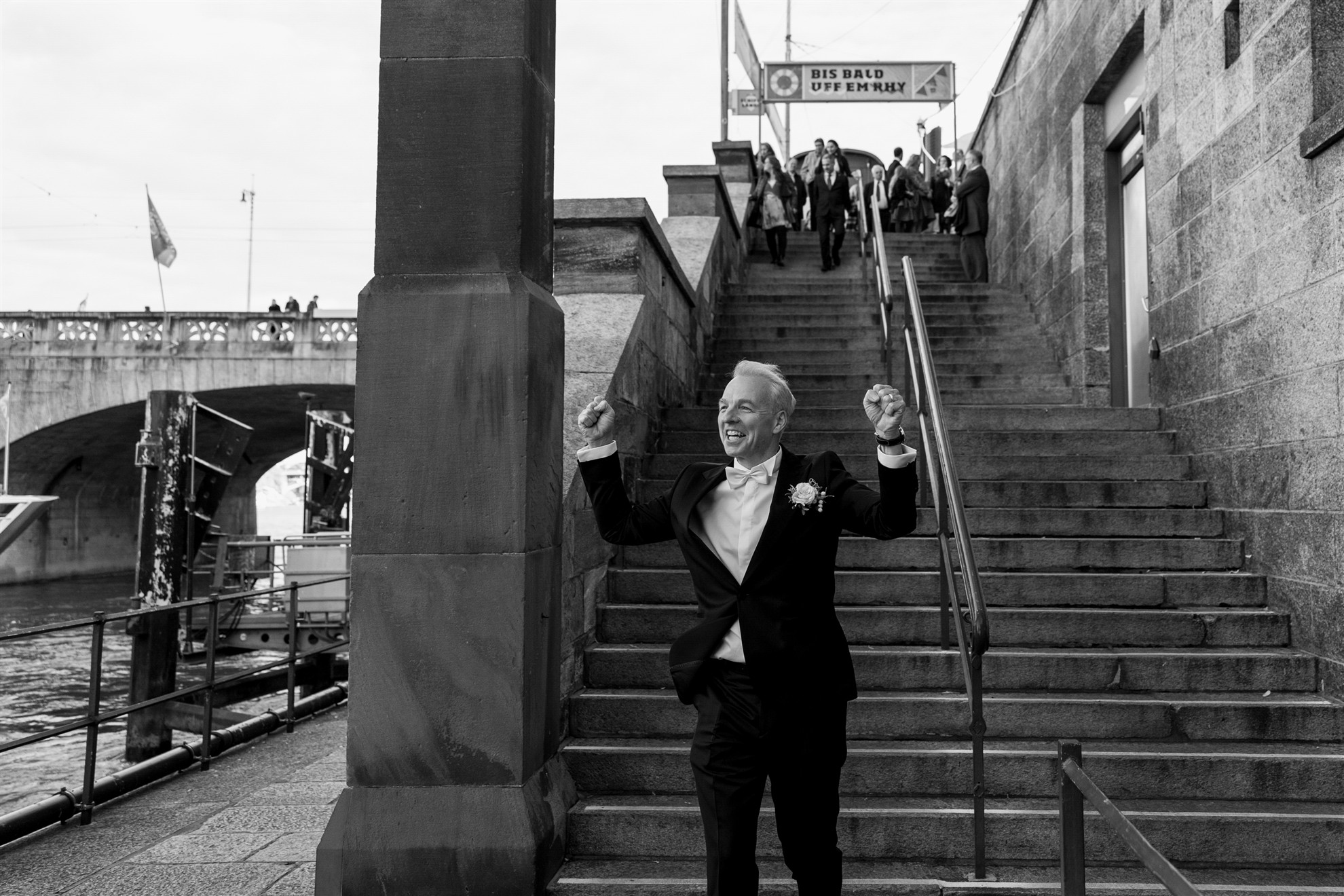 Der Bräutigam freut sich aufs Schiff MS Christoph Merian - Hochzeitslocation - Hochzeitsfotograf Basel Schweiz