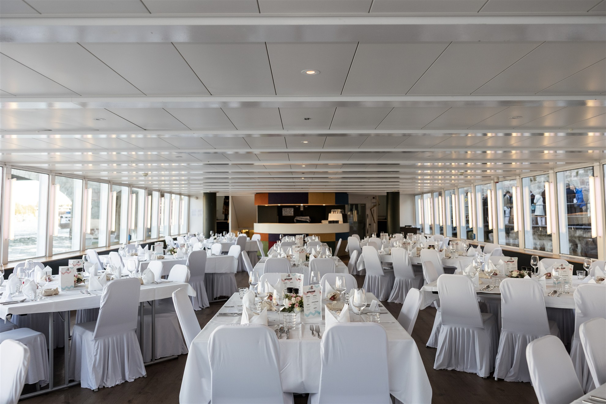 Hochzeitsdekoration auf dem Schiff MS Christoph Merian - Hochzeitsfotograf Basel Schweiz