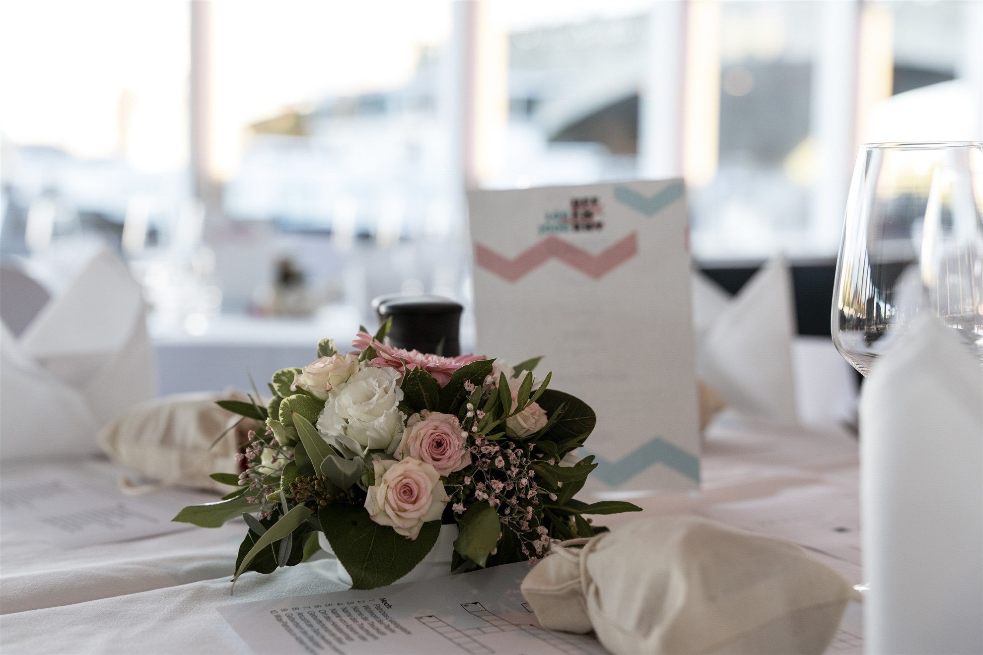 Hochzeitsdekoration auf dem Schiff MS Christoph Merian - Hochzeitsfotograf Basel Schweiz