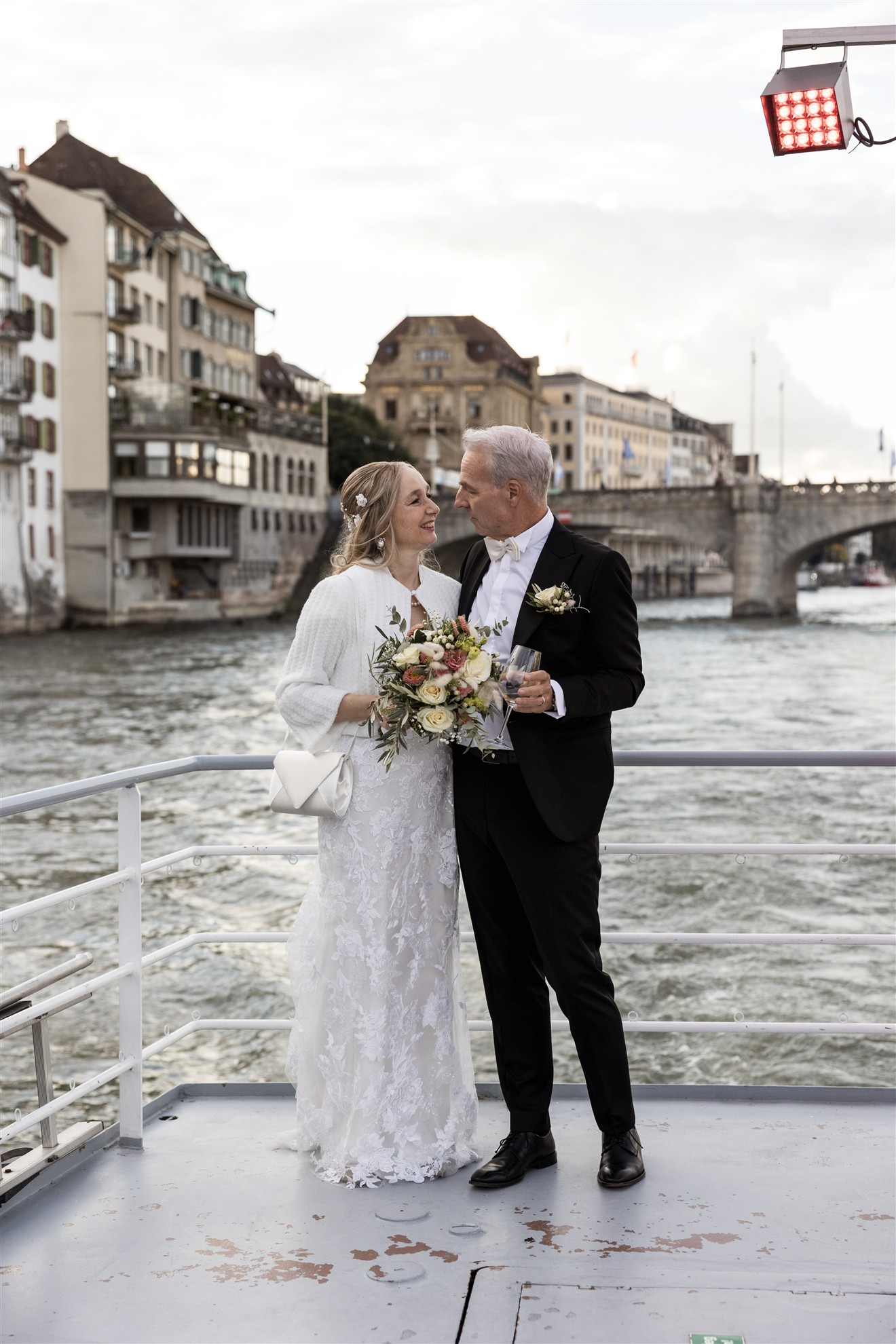 Paarbilder auf dem Schiff - Hochzeitslocation MS Christoph Merian - Hochzeitsfotograf Basel Schweiz
