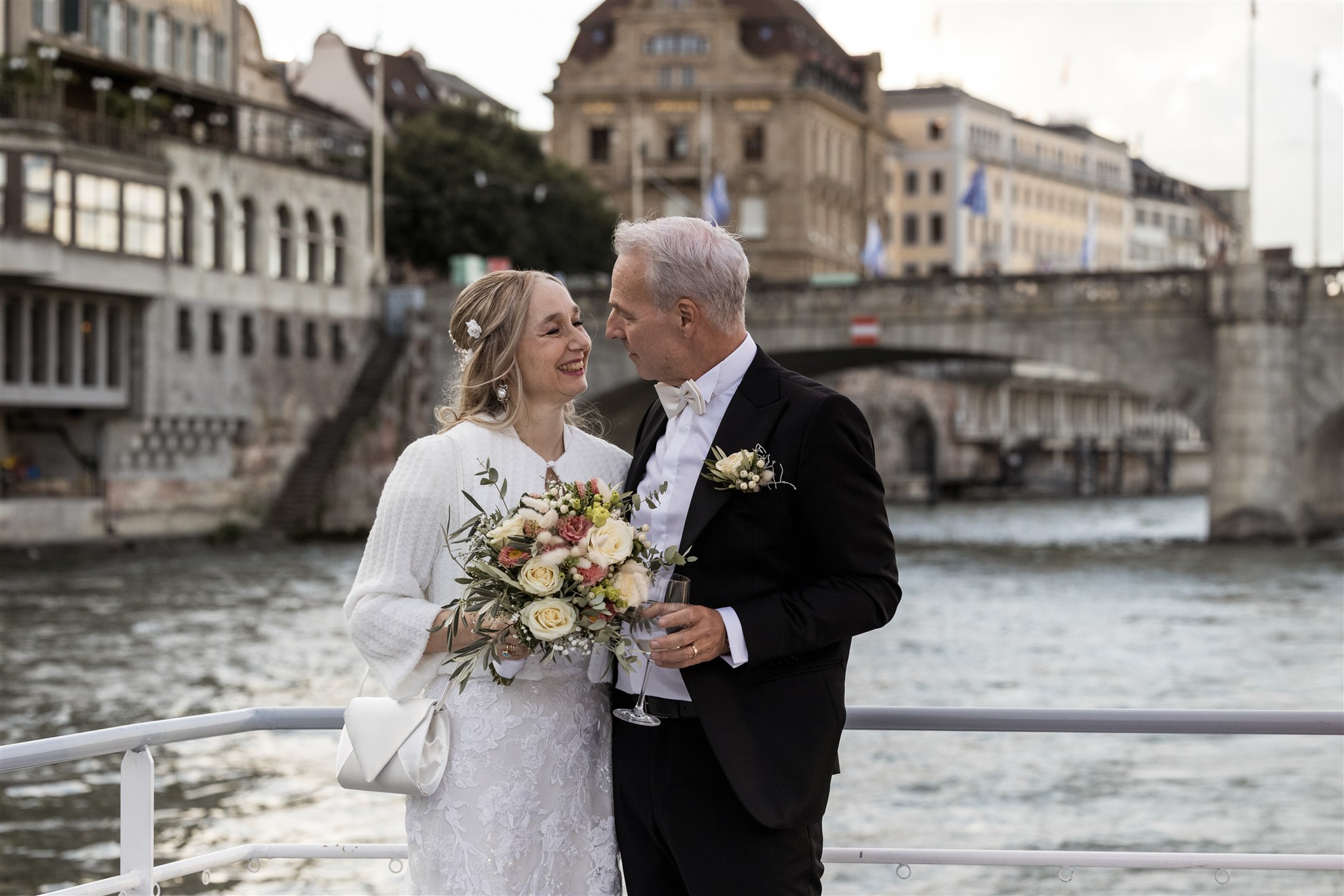 Paarbilder auf dem Schiff - Hochzeitslocation MS Christoph Merian - Hochzeitsfotograf Basel Schweiz