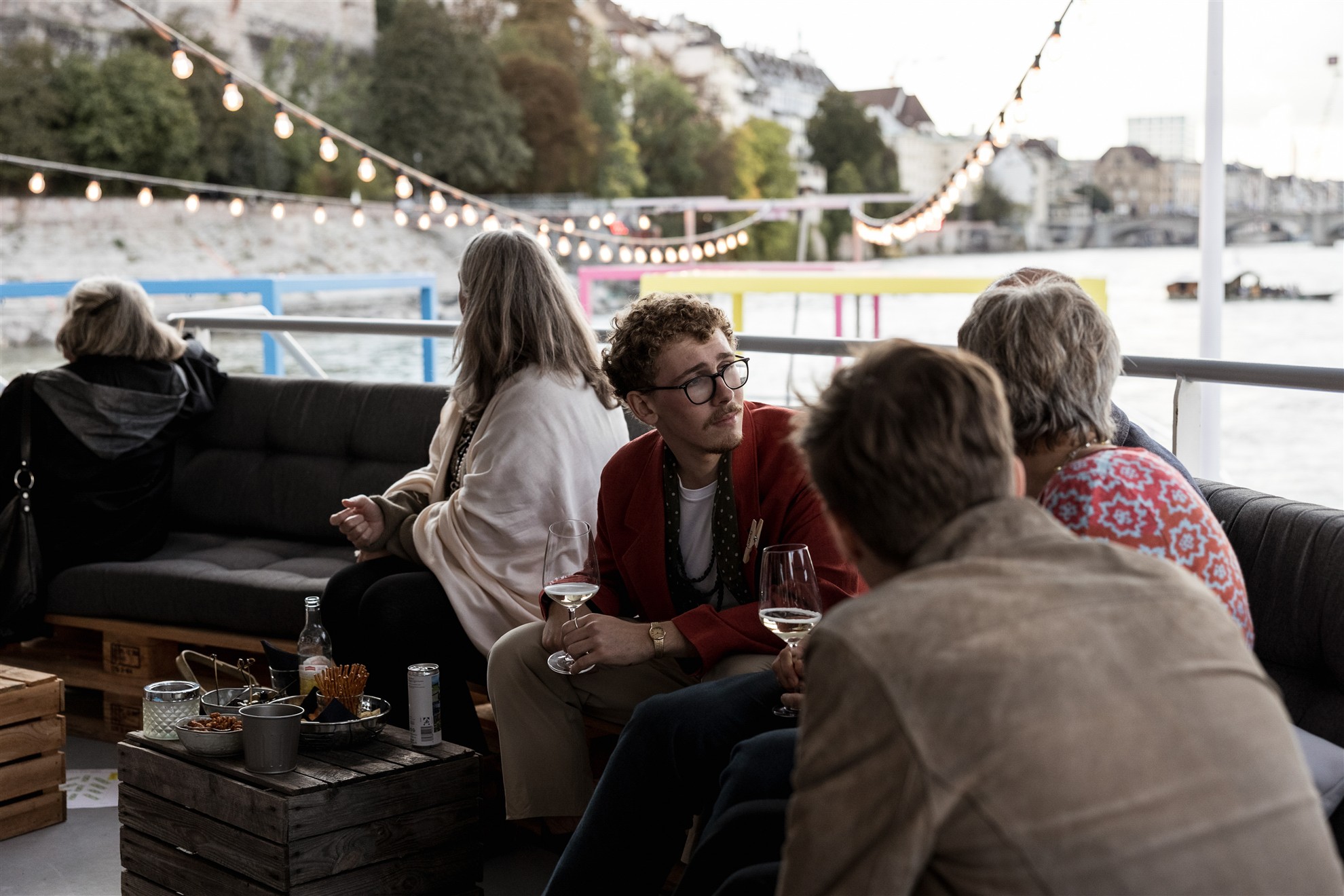 Die Gäste auf dem Schiff - Hochzeitslocation MS Christoph Merian - Hochzeitsfotograf Basel Schweiz