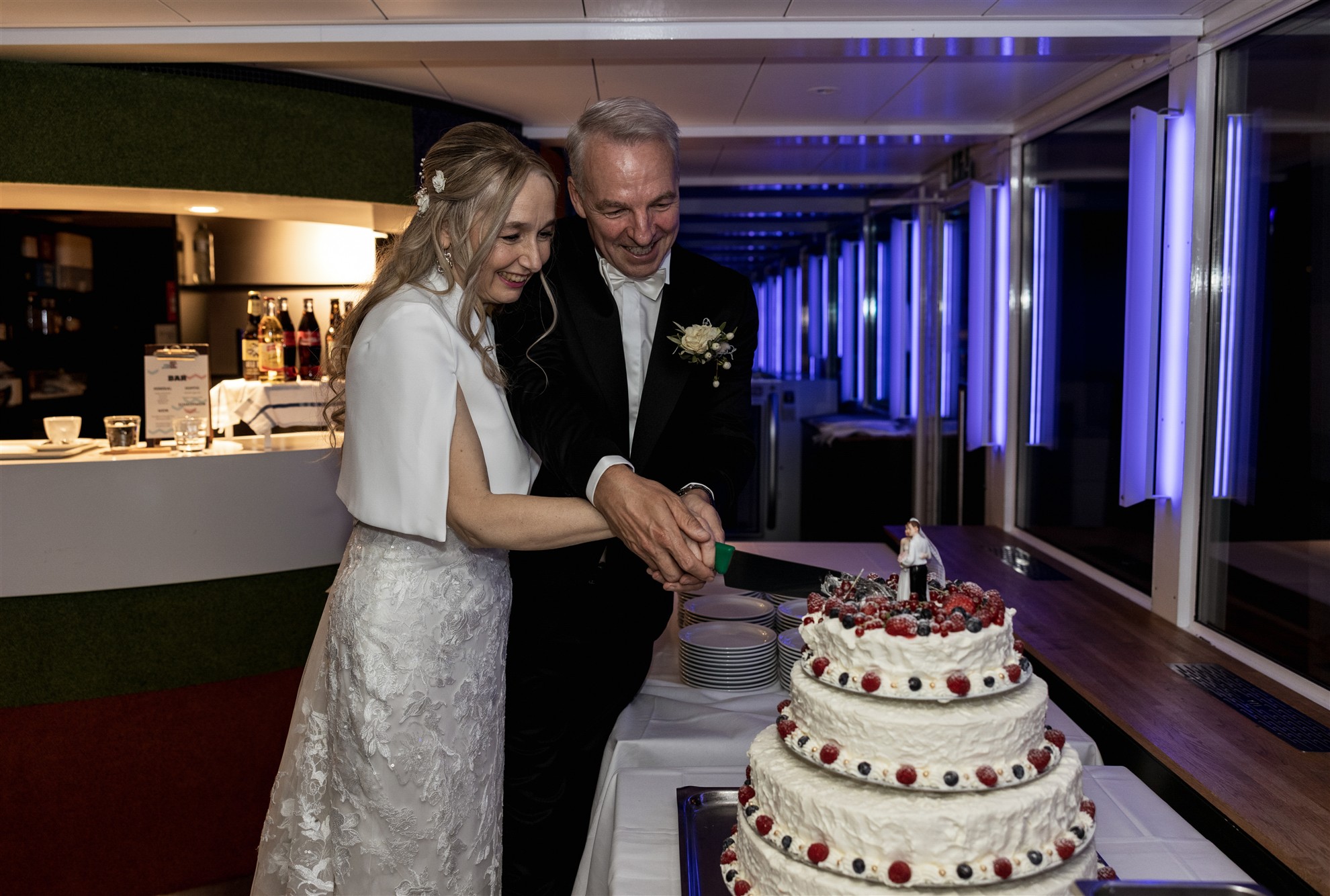 Anschneiden der Hochzeitstorte auf dem Schiff MS Christoph Merian - Hochzeitsfotograf Basel Schweiz