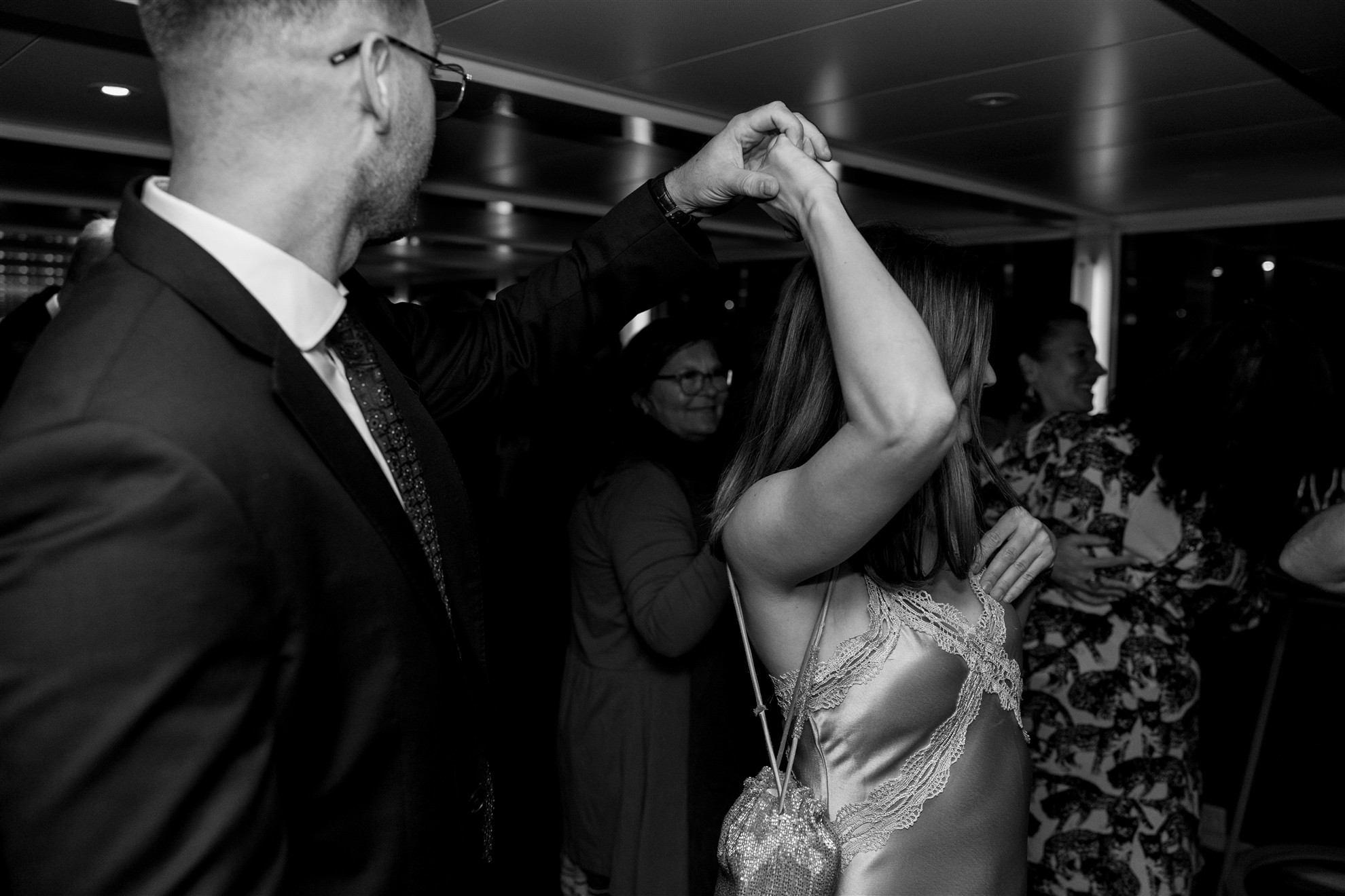 Hochzeitsparty auf dem Schiff MS Christoph Merian - Hochzeitsfotograf Basel Schweiz