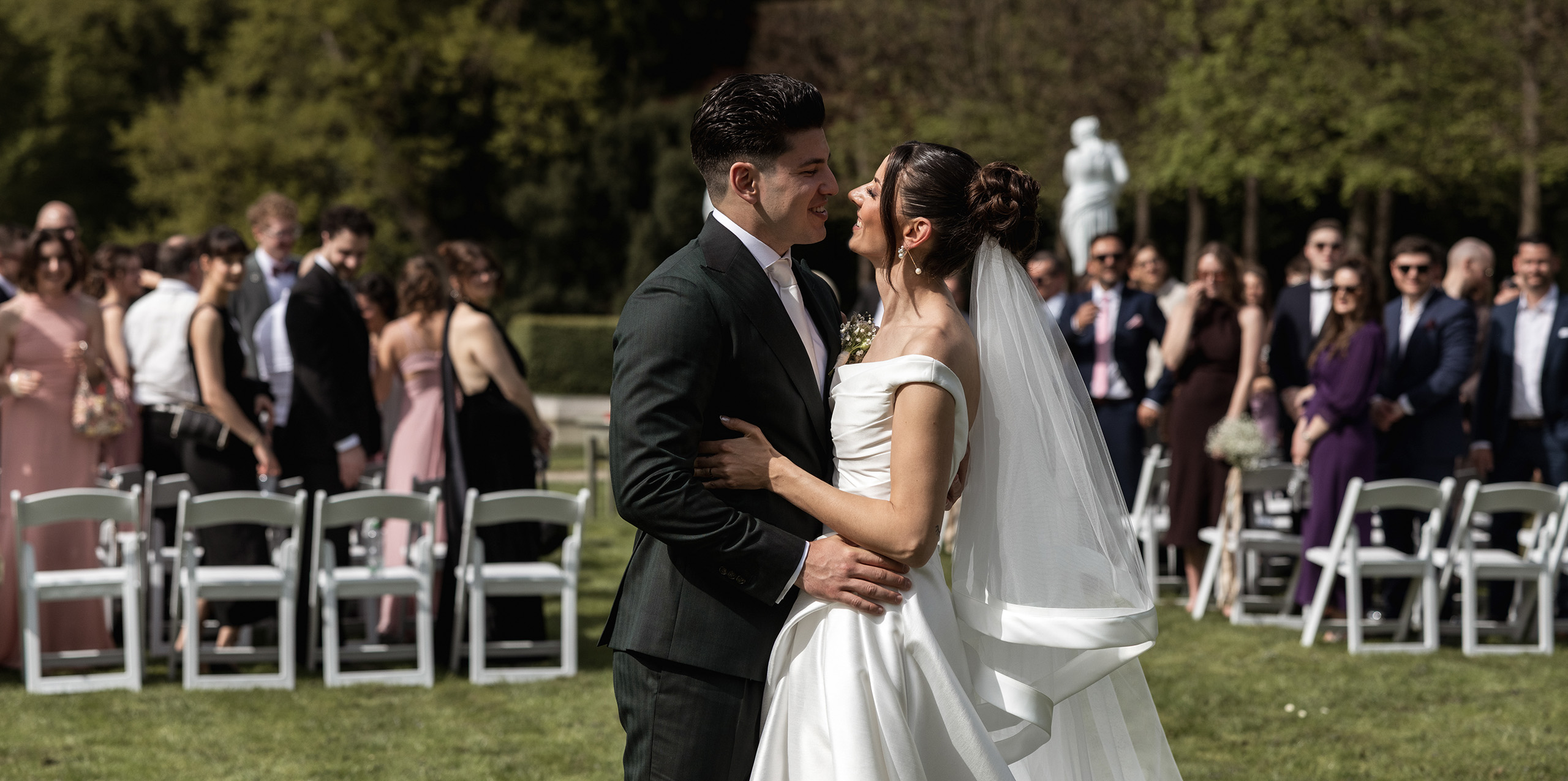 Hochzeit in Basel - Heiraten in der Villa Wenkenhof Riehen - Inniges Hochzeitsbild - Hochzeitsfotograf Basel