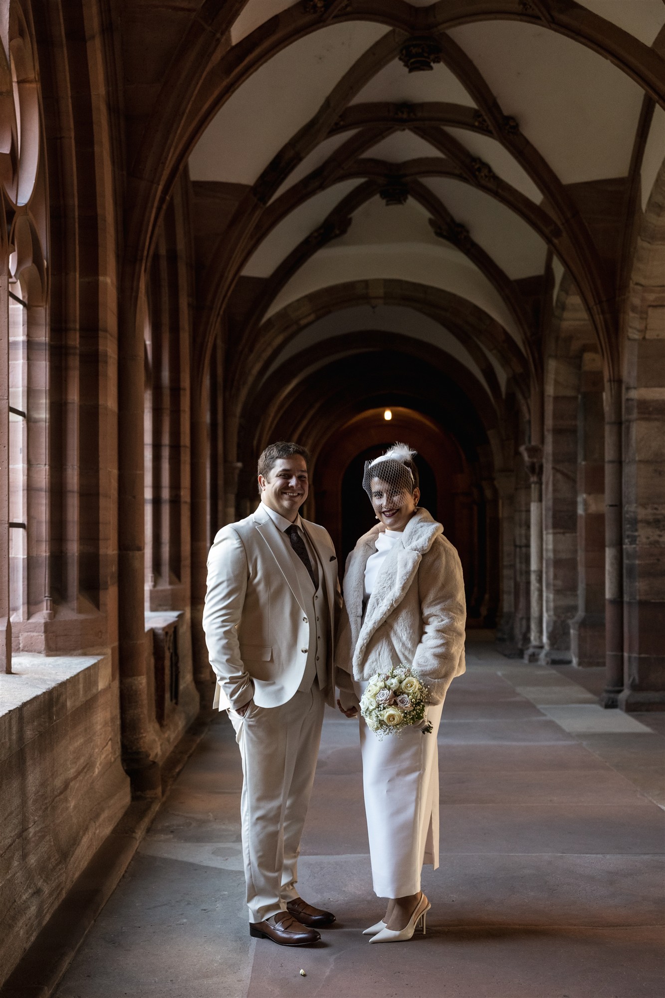 Paar im Kreuzgang - Basler Münster - Ziviltrauung in Basel Rittergasse - Hochzeitsfotograf Basel Schweiz