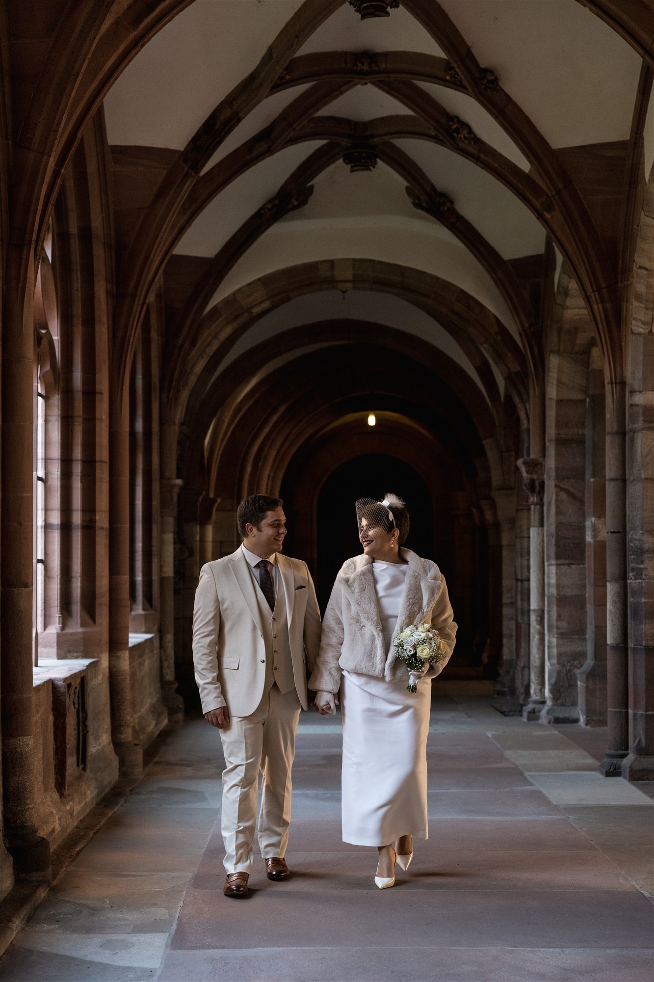 Paar im Kreuzgang - Basler Münster - Ziviltrauung in Basel Rittergasse - Hochzeitsfotograf Basel Schweiz