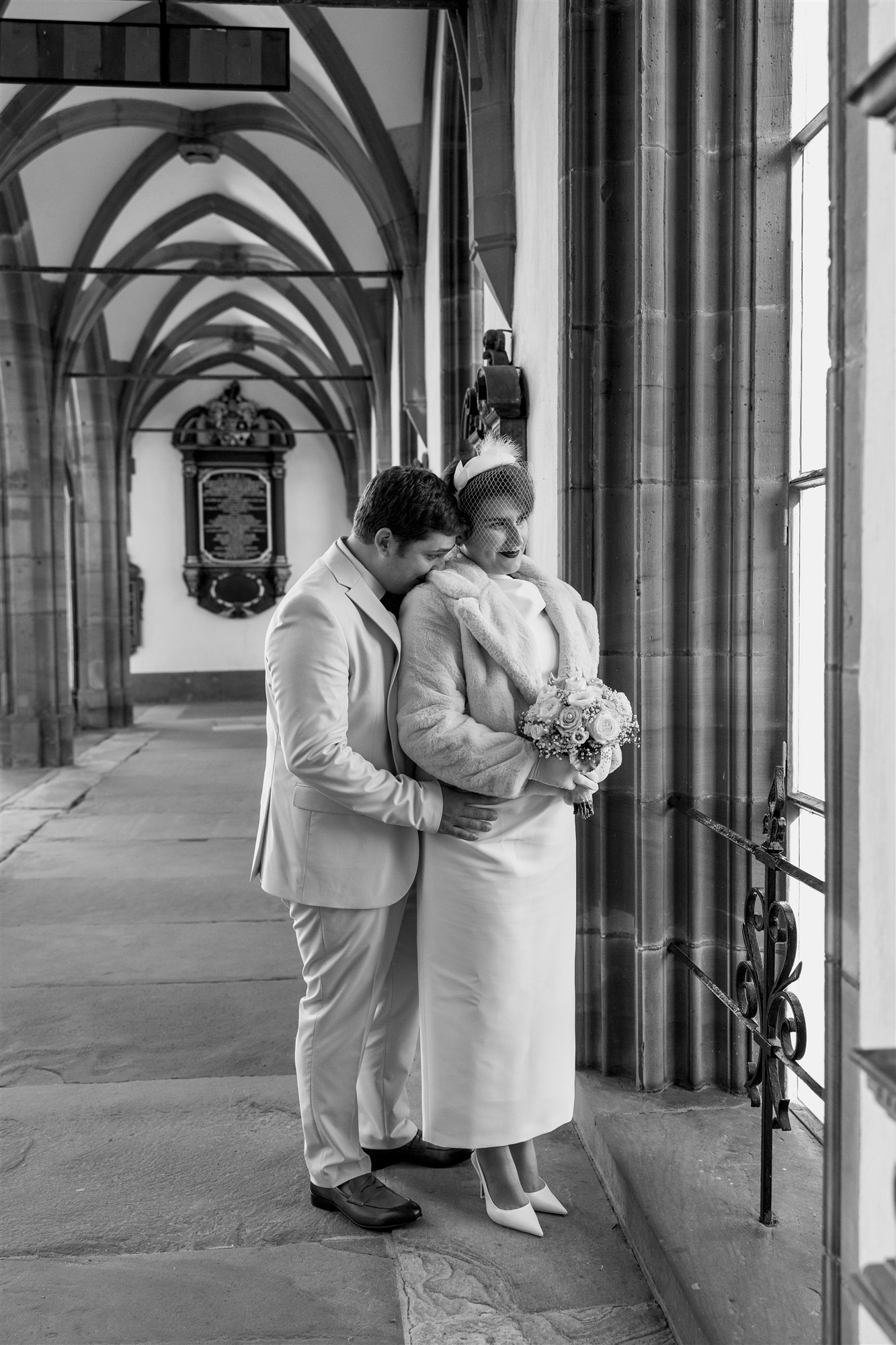 Paarfotoshooting im Kreuzgang - Basler Münster - Ziviltrauung in Basel Rittergasse - Hochzeitsfotograf Basel Schweiz