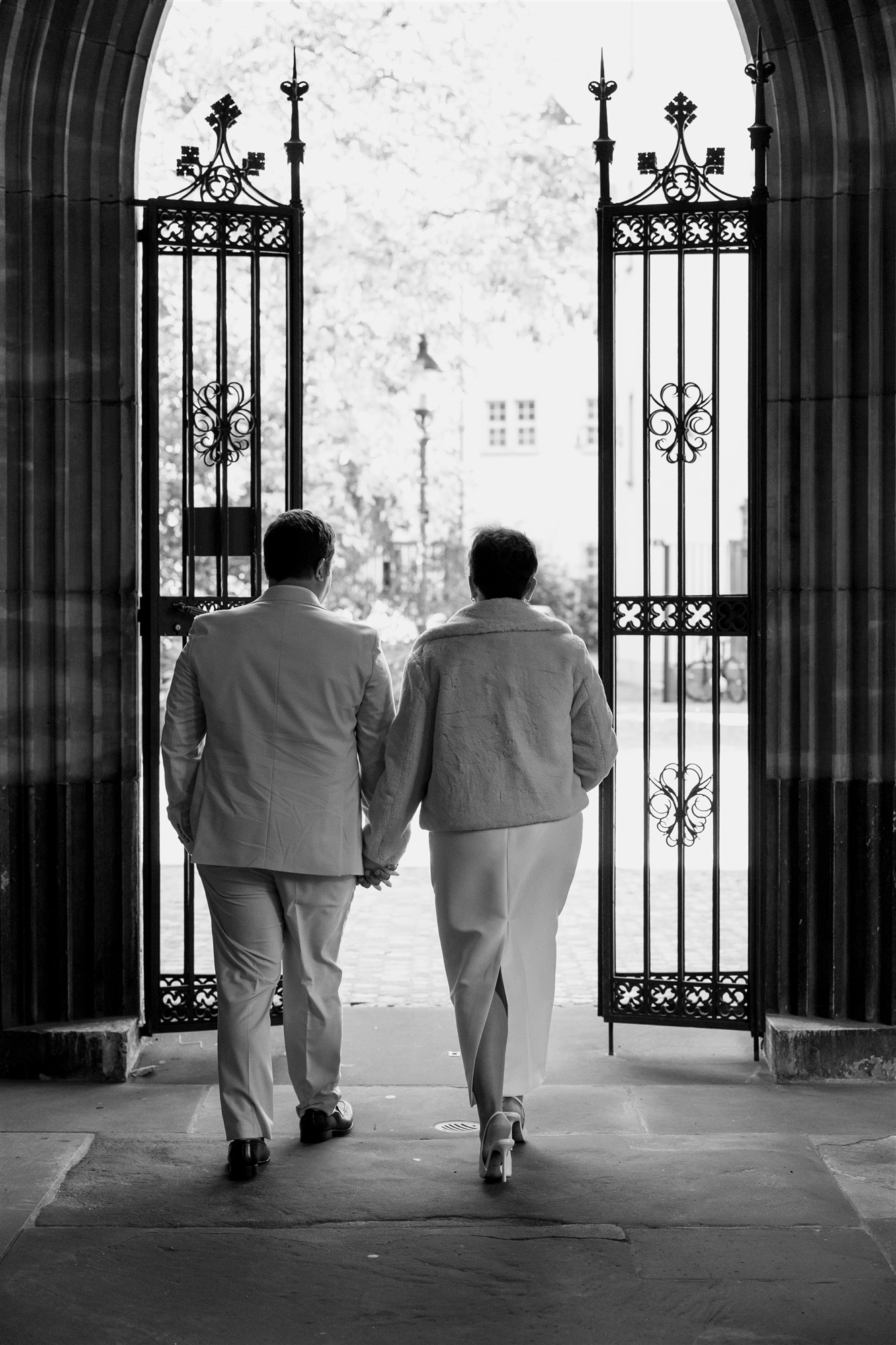 Brautpaarfotoshooting im Kreuzgang - Basler Münster - Ziviltrauung in Basel Rittergasse - Hochzeitsfotograf Basel Schweiz