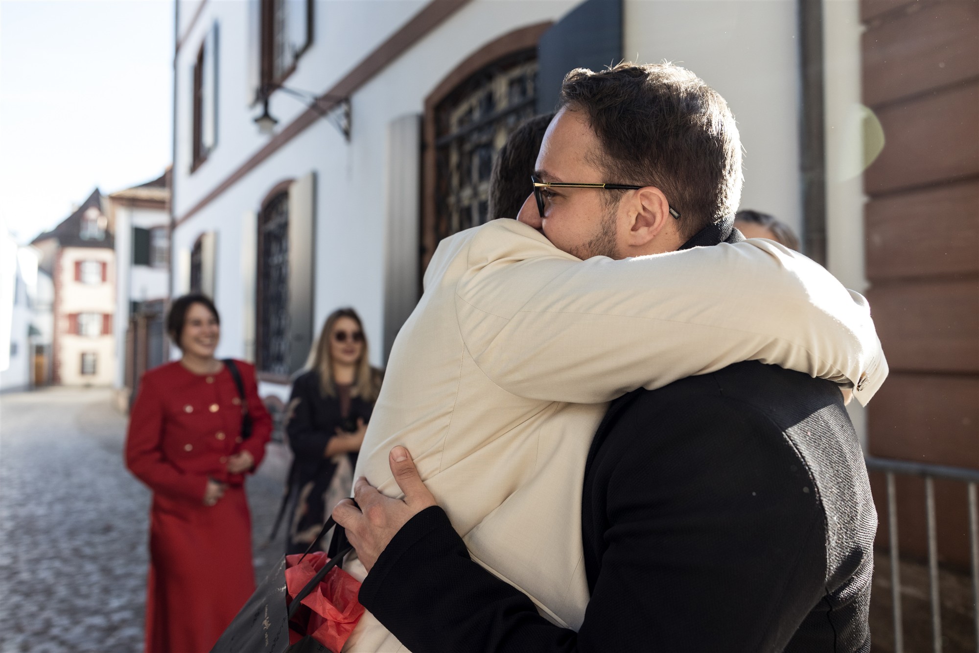 Begrüssung der Gäste - Ziviltrauung in Basel Rittergasse - Hochzeitsfotograf Basel Schweiz
