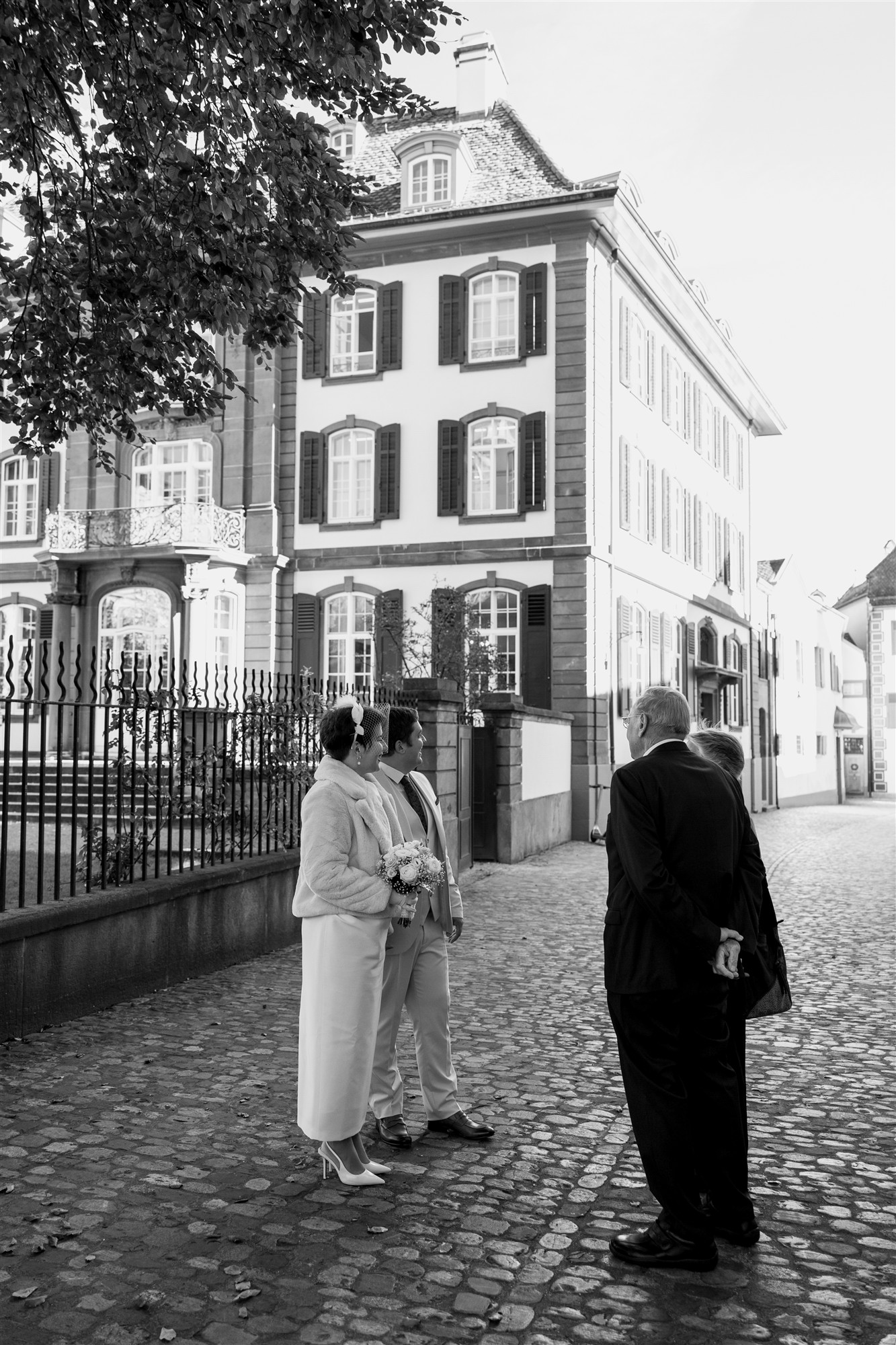 Vor dem Standesamt Basel - Ziviltrauung in Basel Rittergasse - Hochzeitsfotograf Basel Schweiz