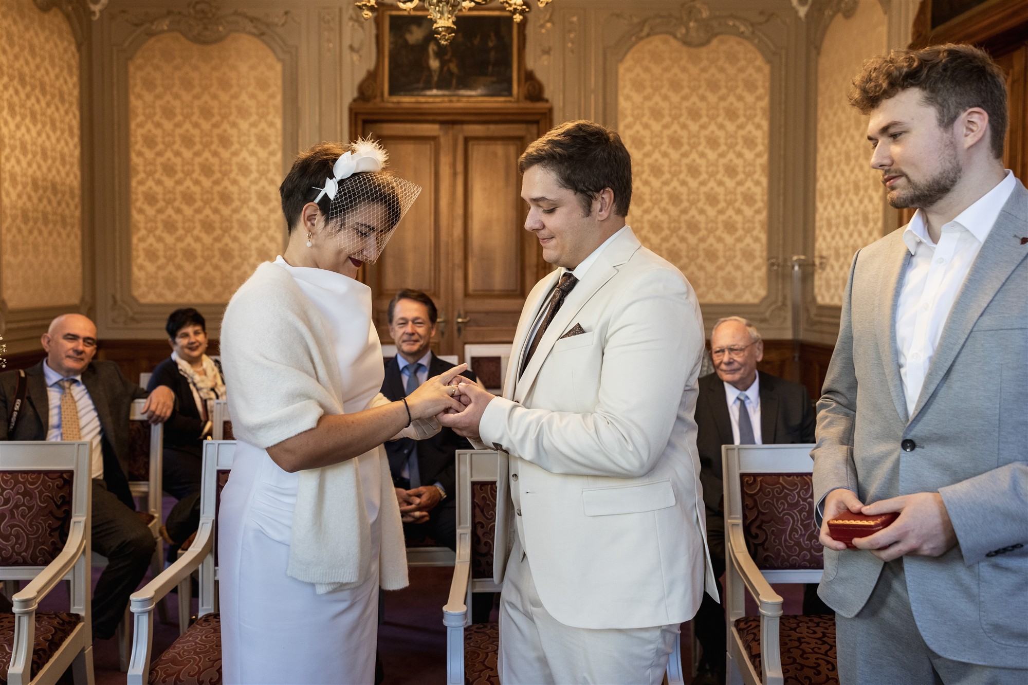 Während der Trauung im Zivilstandsamt Basel - Der Ringtausch - Hochzeitsfotograf Basel Schweiz