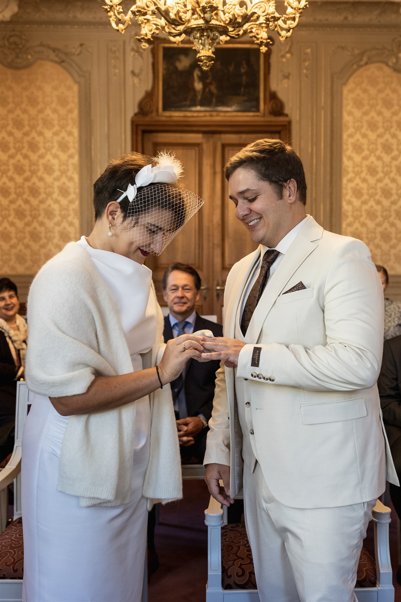 Während der Trauung im Zivilstandsamt Basel - Der Ringtausch - Hochzeitsfotograf Basel Schweiz