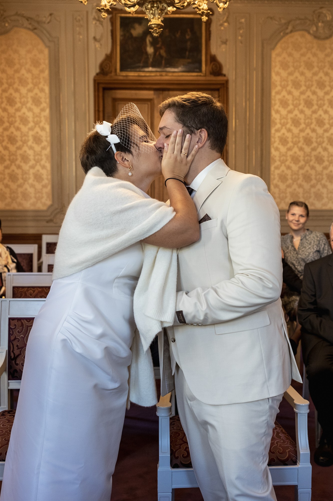 Während der Trauung im Zivilstandsamt Basel - Der Kuss - Hochzeitsfotograf Basel Schweiz
