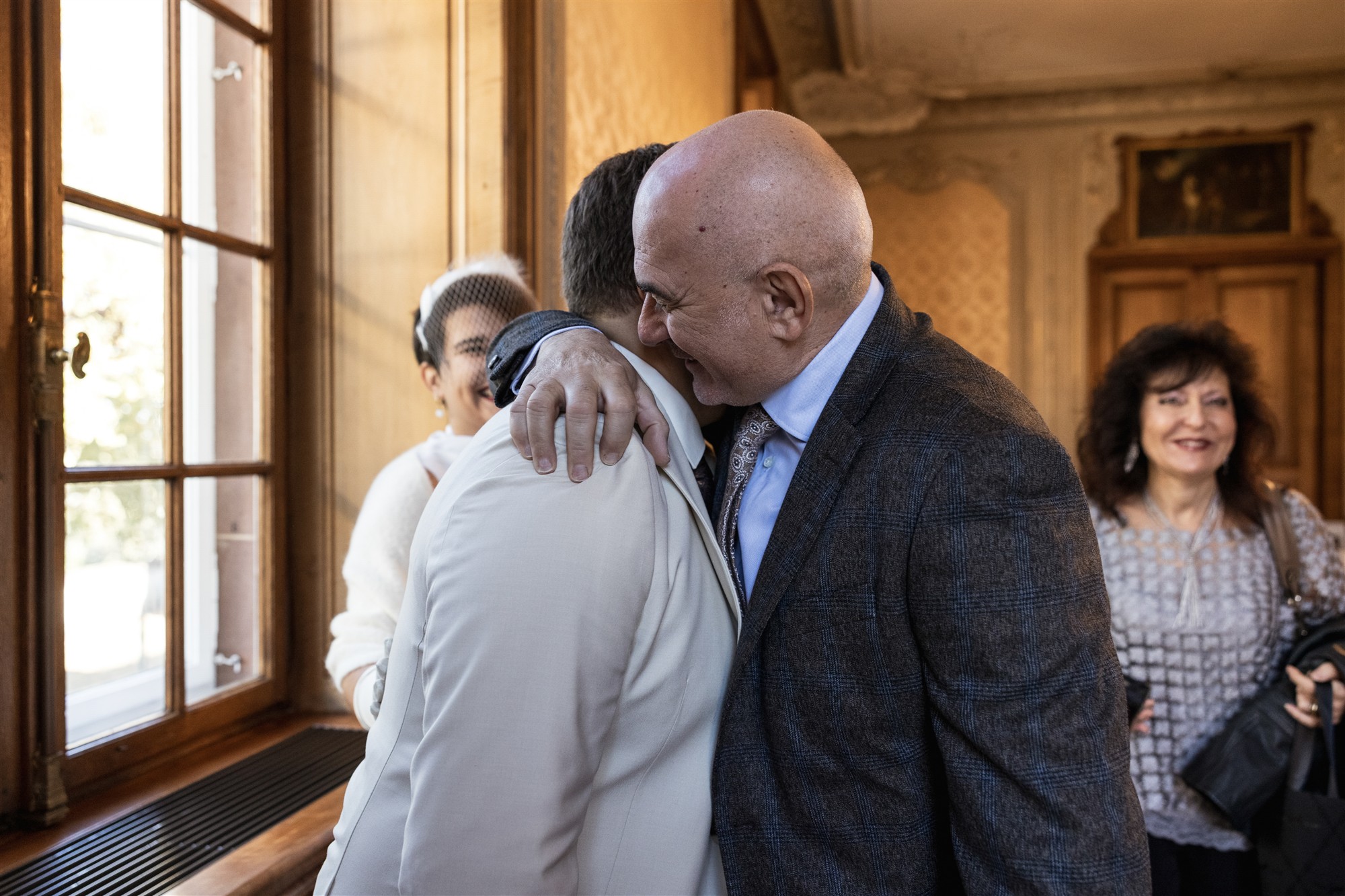 Gratulationen während der Trauung im Zivilstandsamt Basel - Hochzeitsfotograf Basel Schweiz