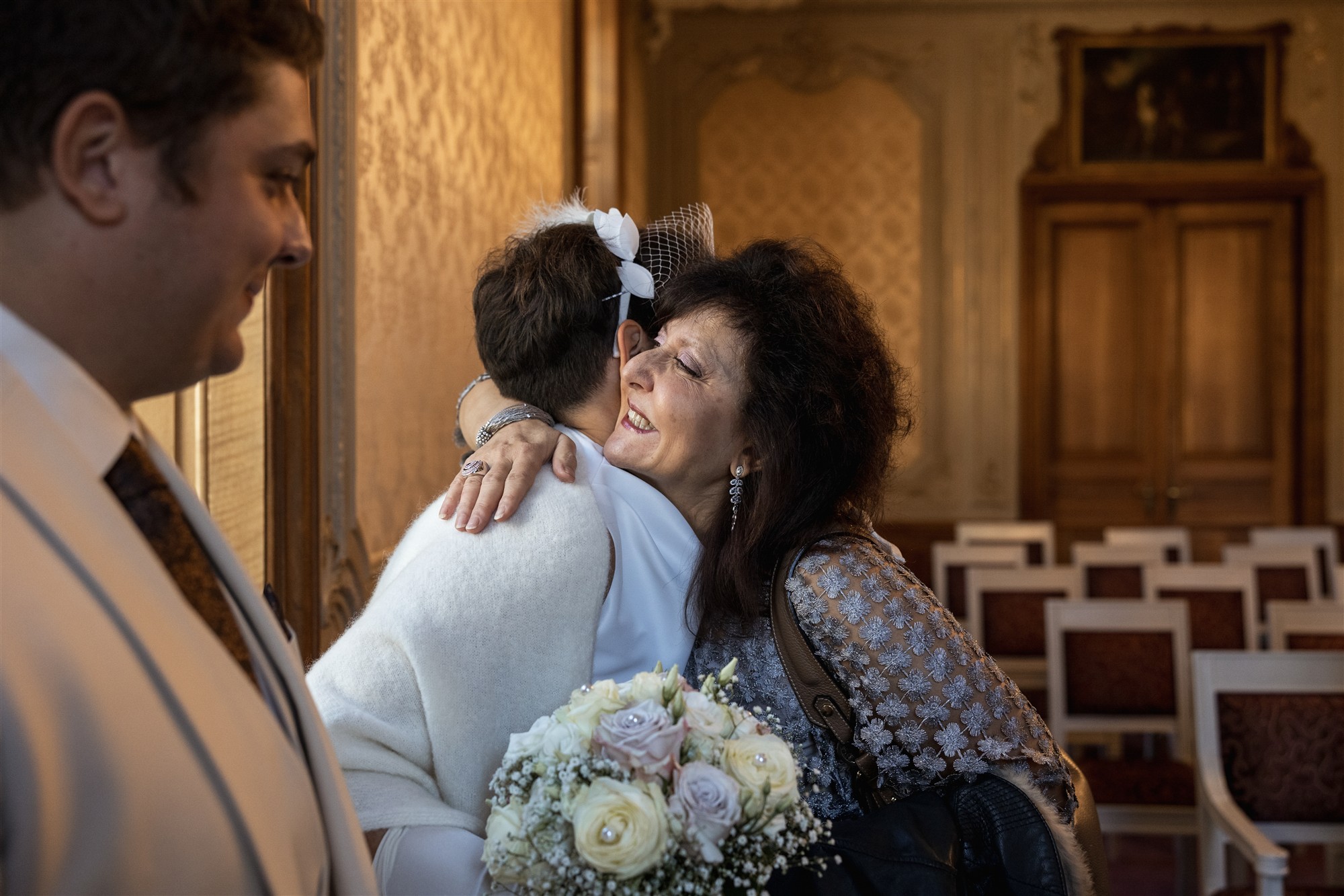 Gratulationen während der Trauung im Zivilstandsamt Basel - Hochzeitsfotograf Basel Schweiz