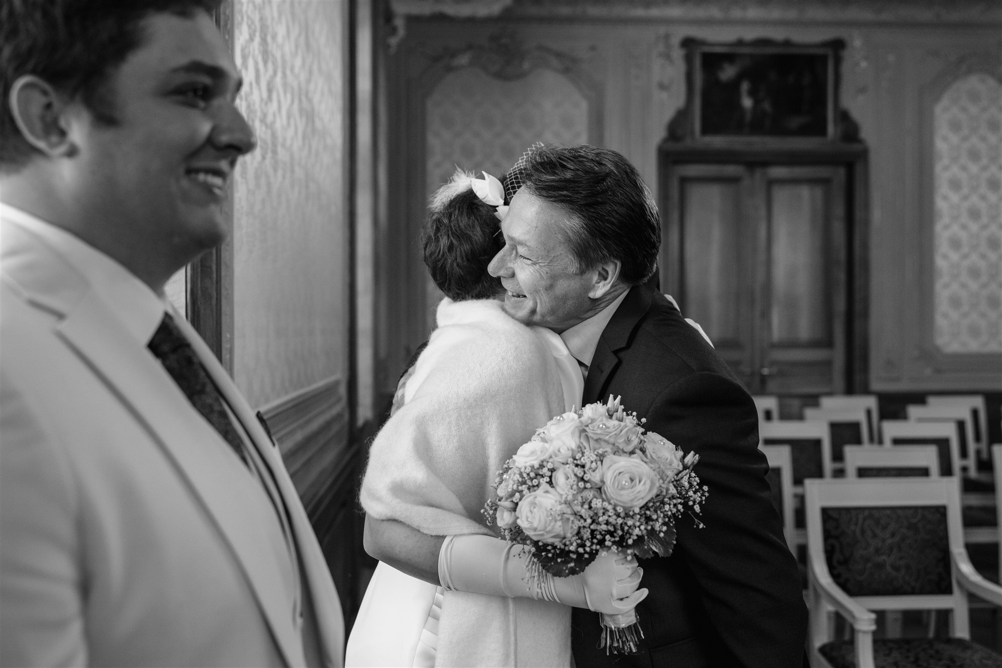 Gratulationen während der Trauung im Zivilstandsamt Basel - Hochzeitsfotograf Basel Schweiz