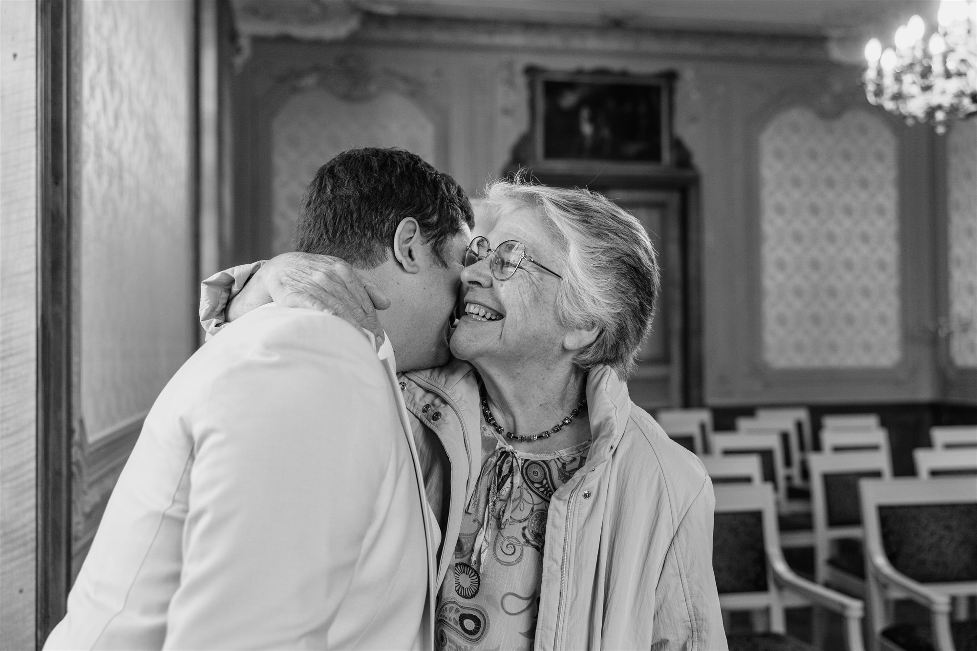 Gratulationen während der Trauung im Zivilstandsamt Basel - Hochzeitsfotograf Basel Schweiz