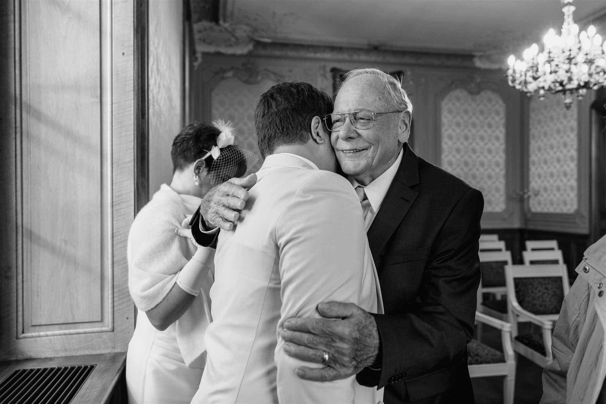 Gratulationen während der Trauung im Zivilstandsamt Basel - Hochzeitsfotograf Basel Schweiz