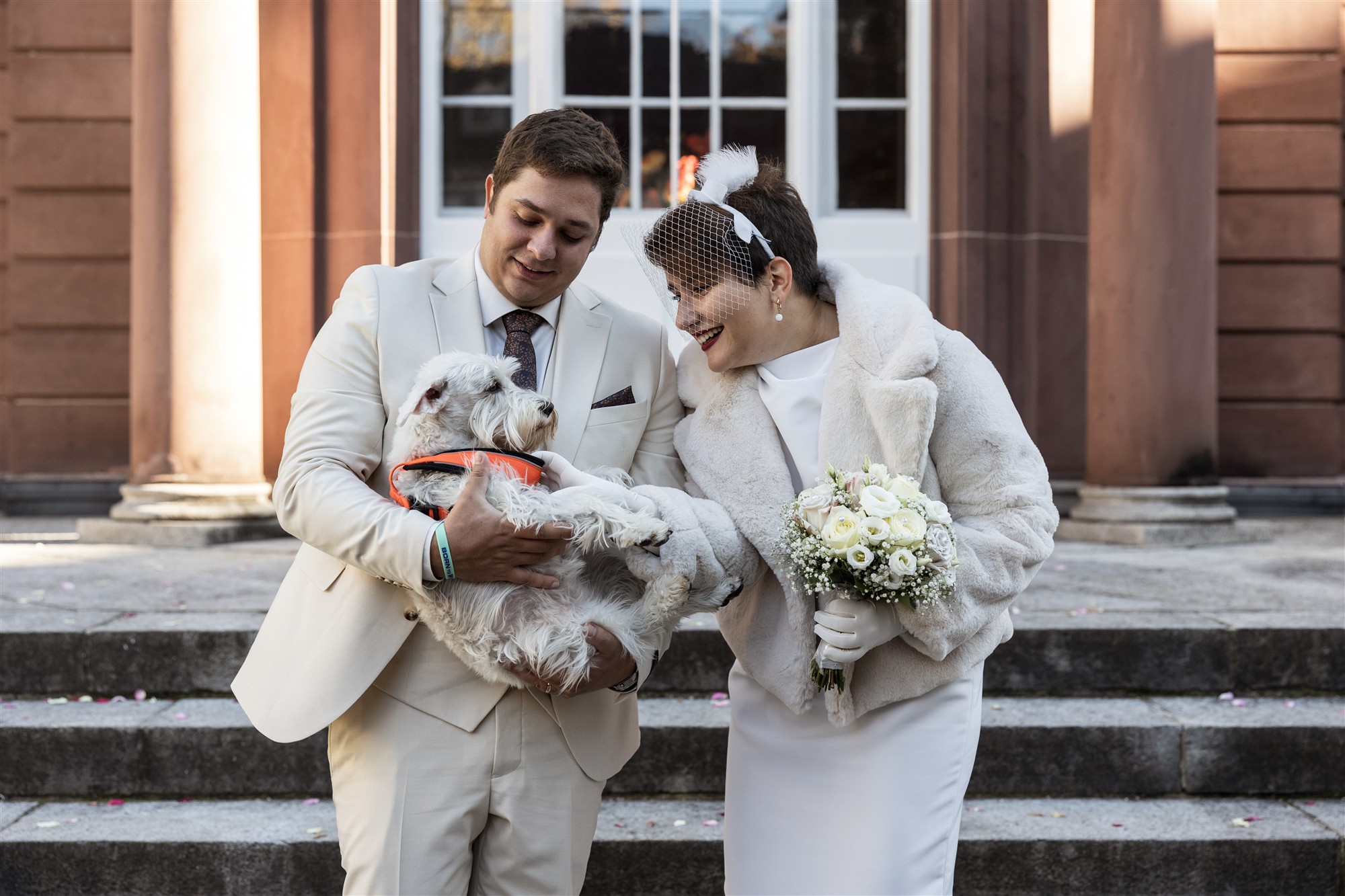 Das Hochzeitspaar mit Hund - Standesamt Hochzeit Basel - Hochzeitsfotograf Basel Schweiz